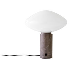Lampada da tavolo Mist AP17, Grigio Caldo, di All The Way To Paris per &Tradition