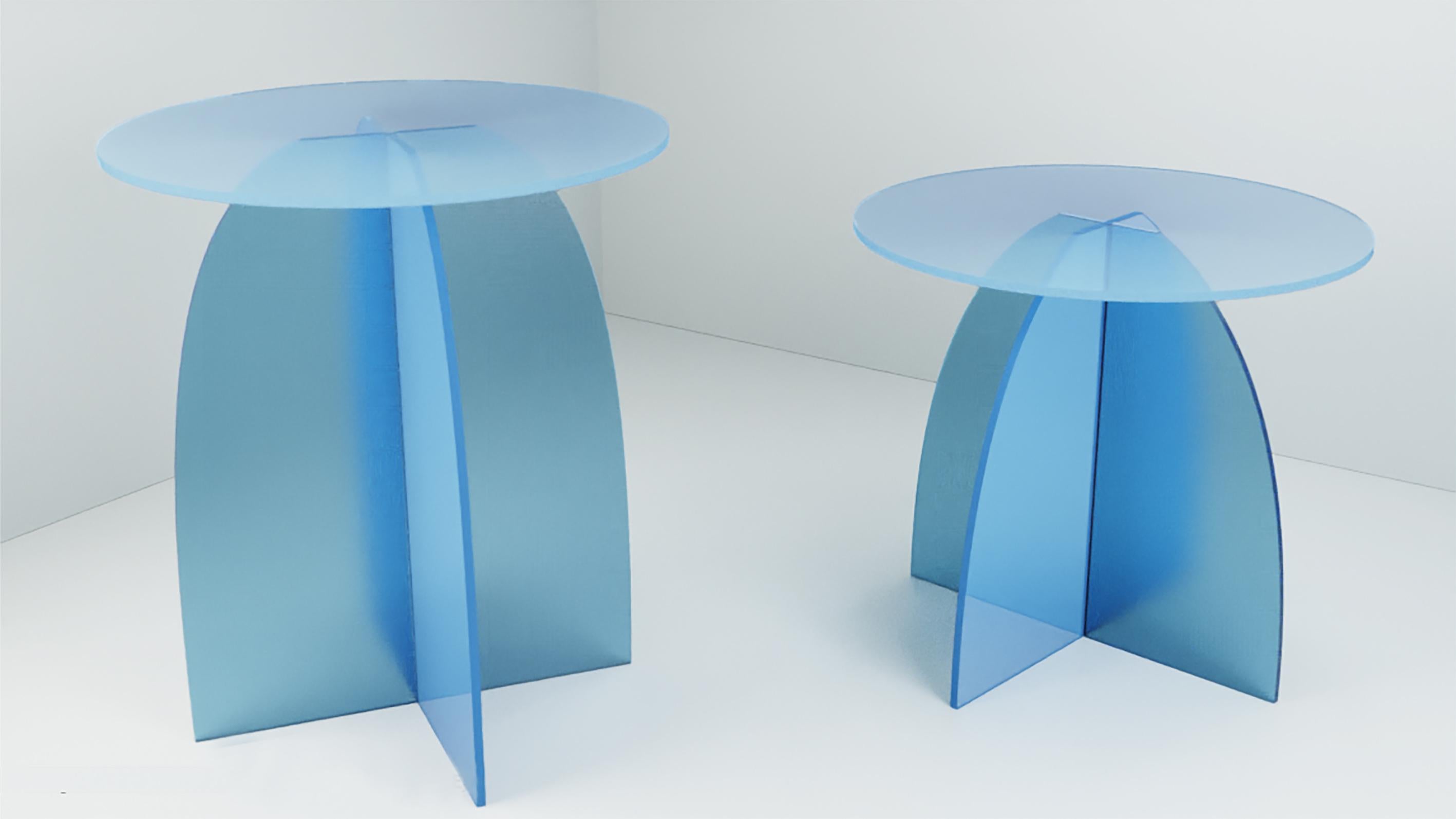 Il s'agit de la collection de tables en acrylique de Carnevale Studio. Présenté en premier sur 1stdibs.

Sheer Table Collectional se compose d'une table d'appoint et d'une table de chevet.

Jessica avait travaillé avec du verre et ce sont ces