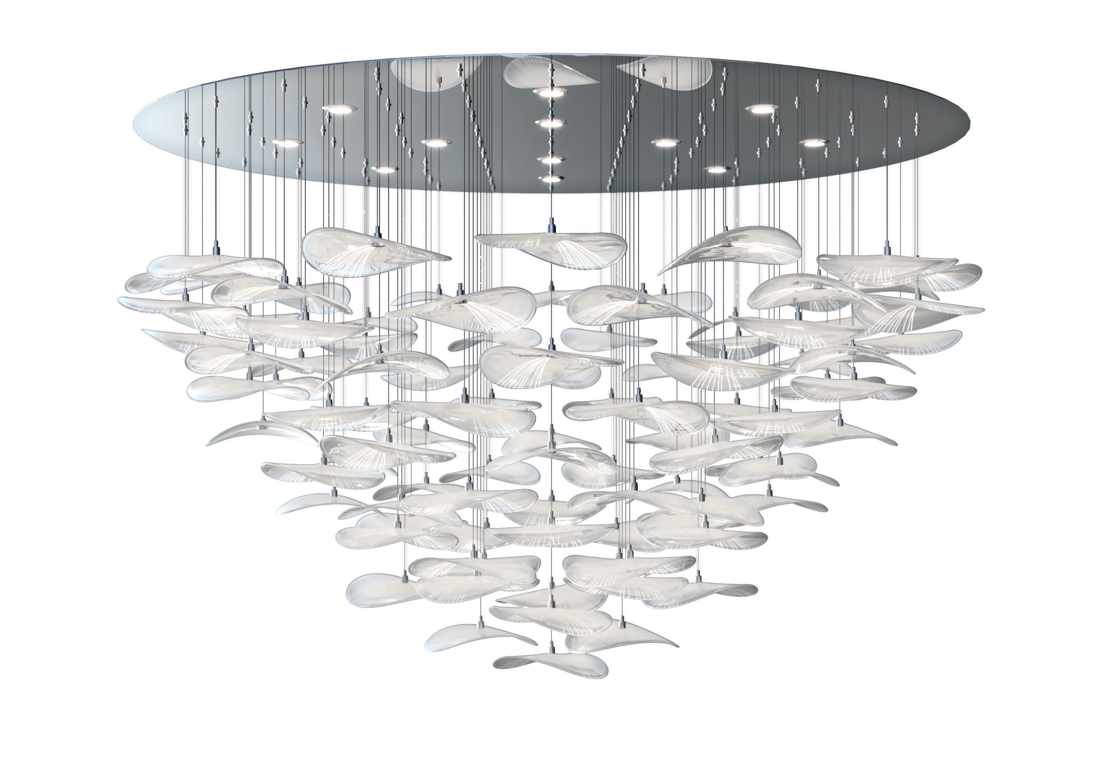 Glaslichtskulptur als Naturerlebnis, mundgeblasenes Glas im Raum. Organische Morphologie, zeitloses Design. Jedes Segment ist handgefertigt und handgraviert. The Mist ist inspiriert von dem horizontal in der Landschaft schwebenden Nebel. So wie der