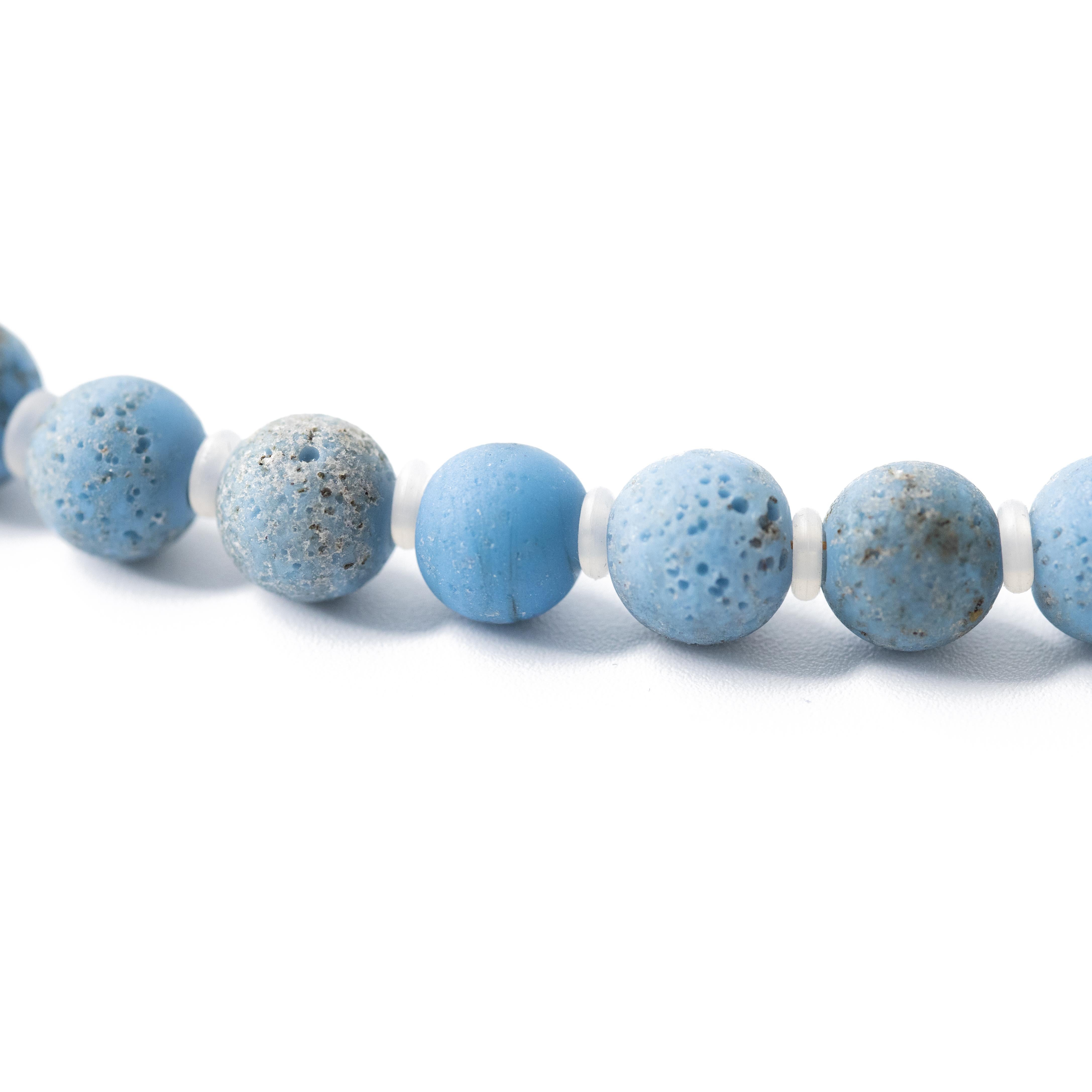 Mist on Blue Terrain Chalcedon-Halskette (Perle) im Angebot