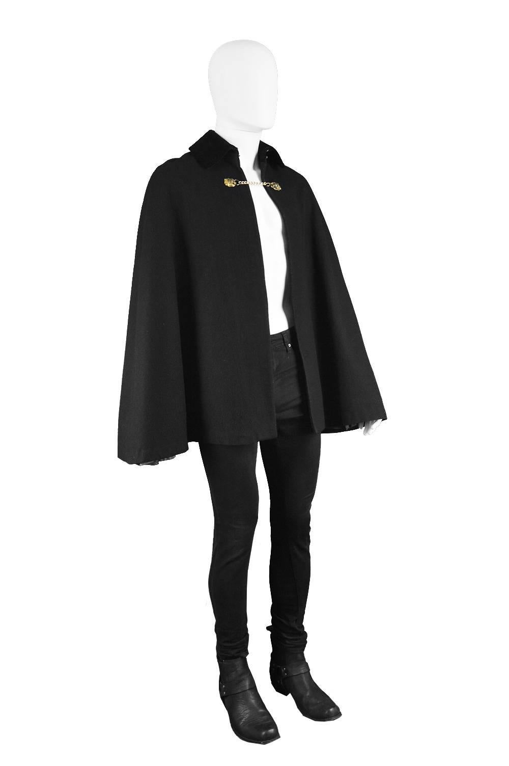 Mister Carnaby Men's Vintage 1960s Black Wool Velvet Collar Cape Coat 

Size: Best fits men's Small to Large.
Chest - Free
Length (Shoulder to Hem) - 29” / 73cm
Shoulder to Shoulder - 18” / 46cm
Please note: The hook and eye fastenings at the Collar
