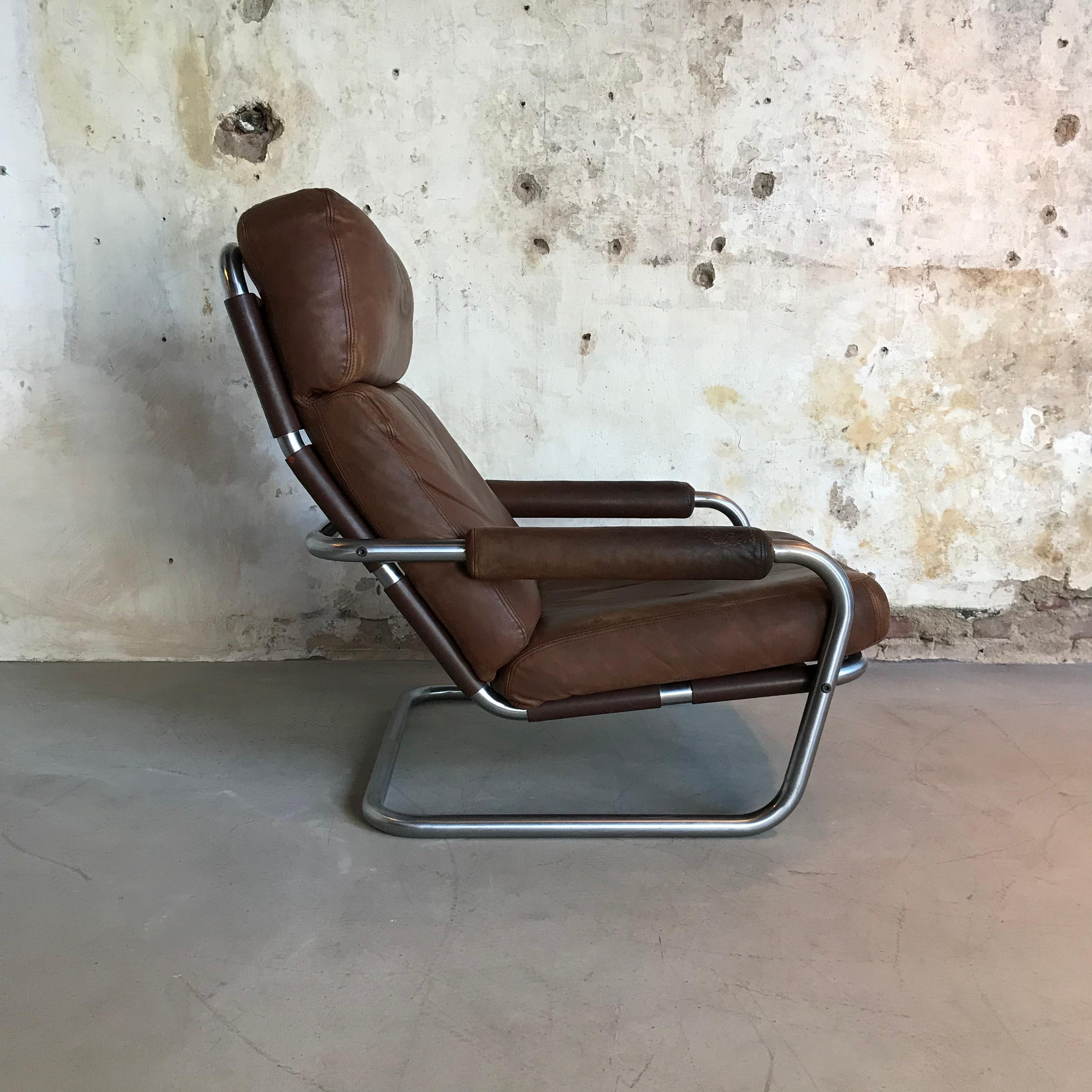This very stunning low lounge chair was designed by Jan des Bouvrie and manufactured in the Netherlands by Gelderland during the early 1970s. The chair is named 