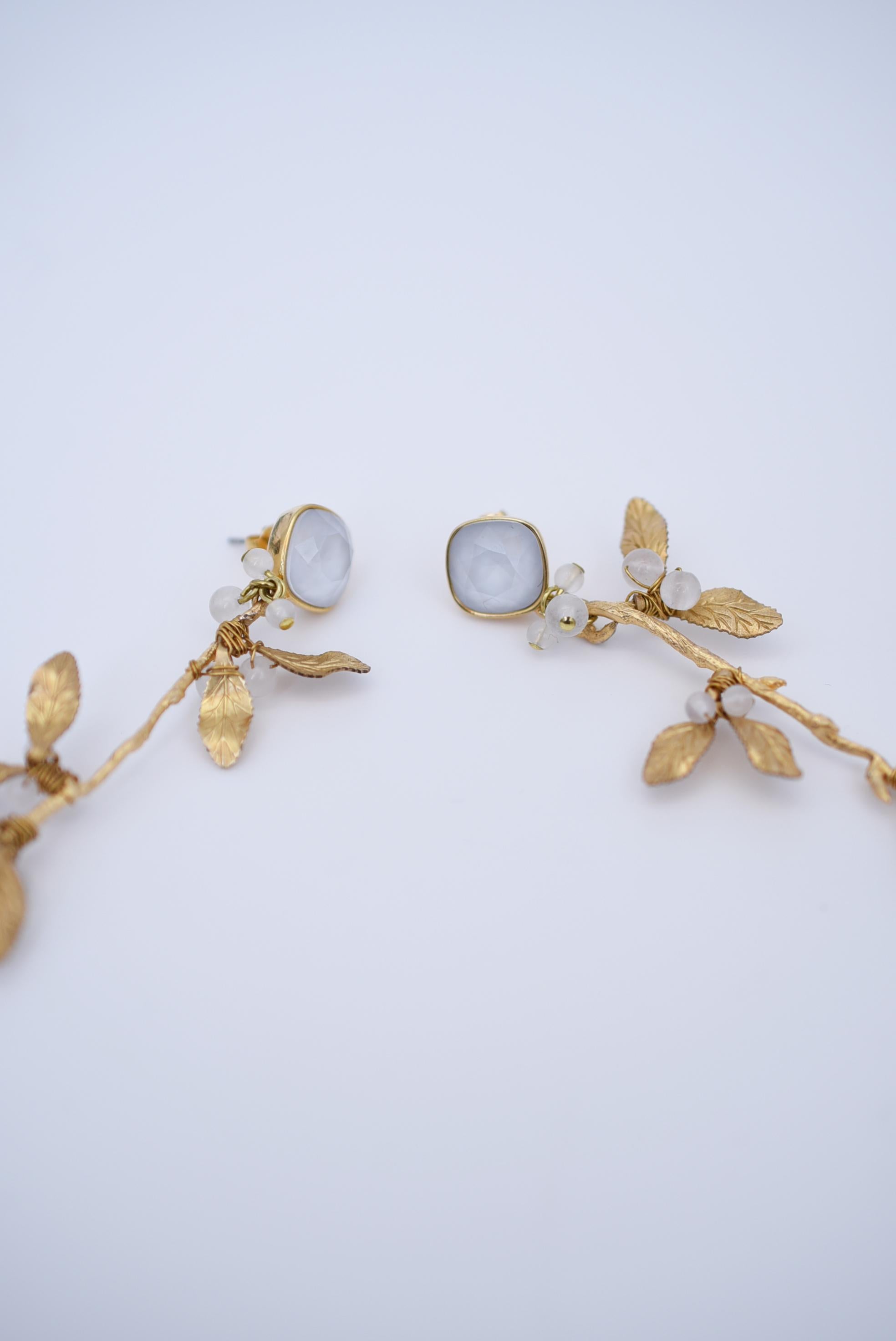 material:1970’s American vintage parts,swarovski,brass,white jade,stainless
size:length 7cm

It looks delicate and has a strong presence due to its large size.
The white Swarovski and white jade, which look like snow on mistletoe, sparkle in the