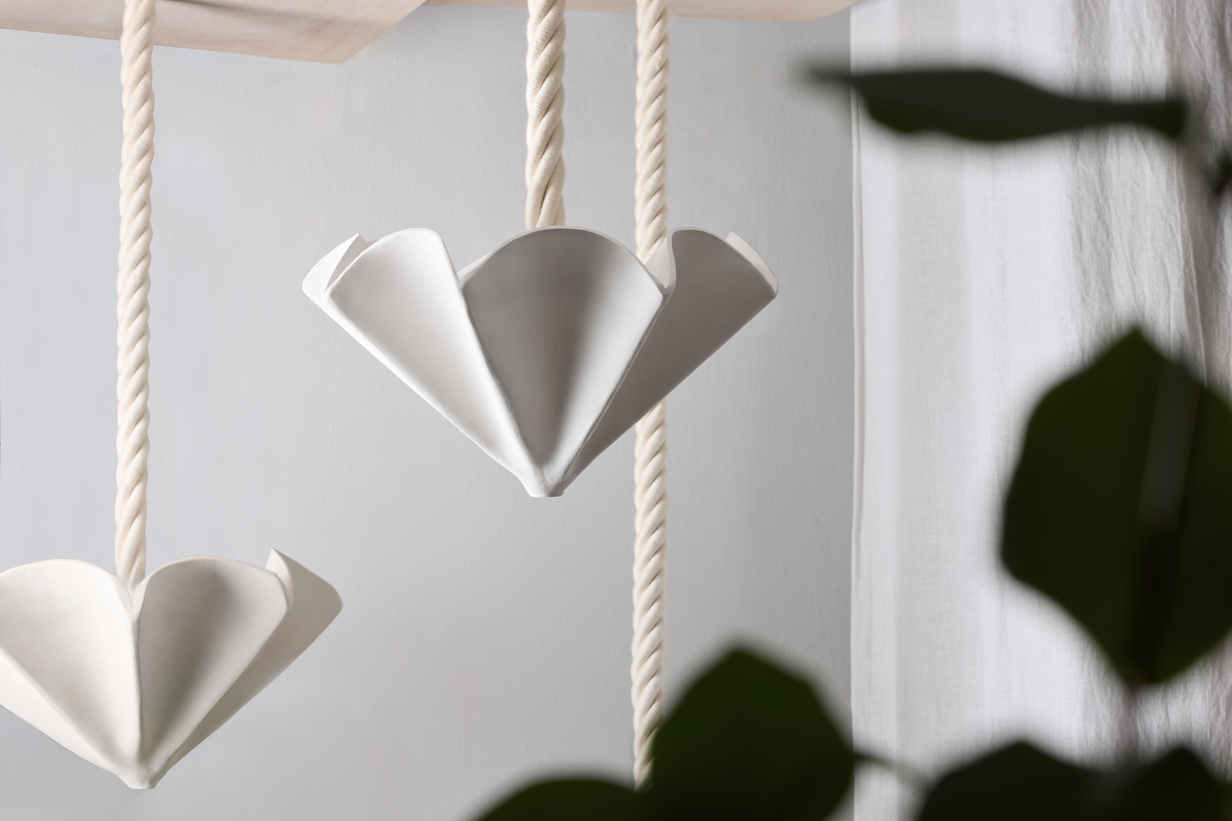 Mistral forma parte de la Colección Cadaqués de Carrillo Studio, una serie evocadora arraigada en la belleza bruta, el silencio y la sensibilidad costera del Mediterráneo. Esta escultural lámpara de sobremesa fue presentada en *MARE NOSTRUM ART
