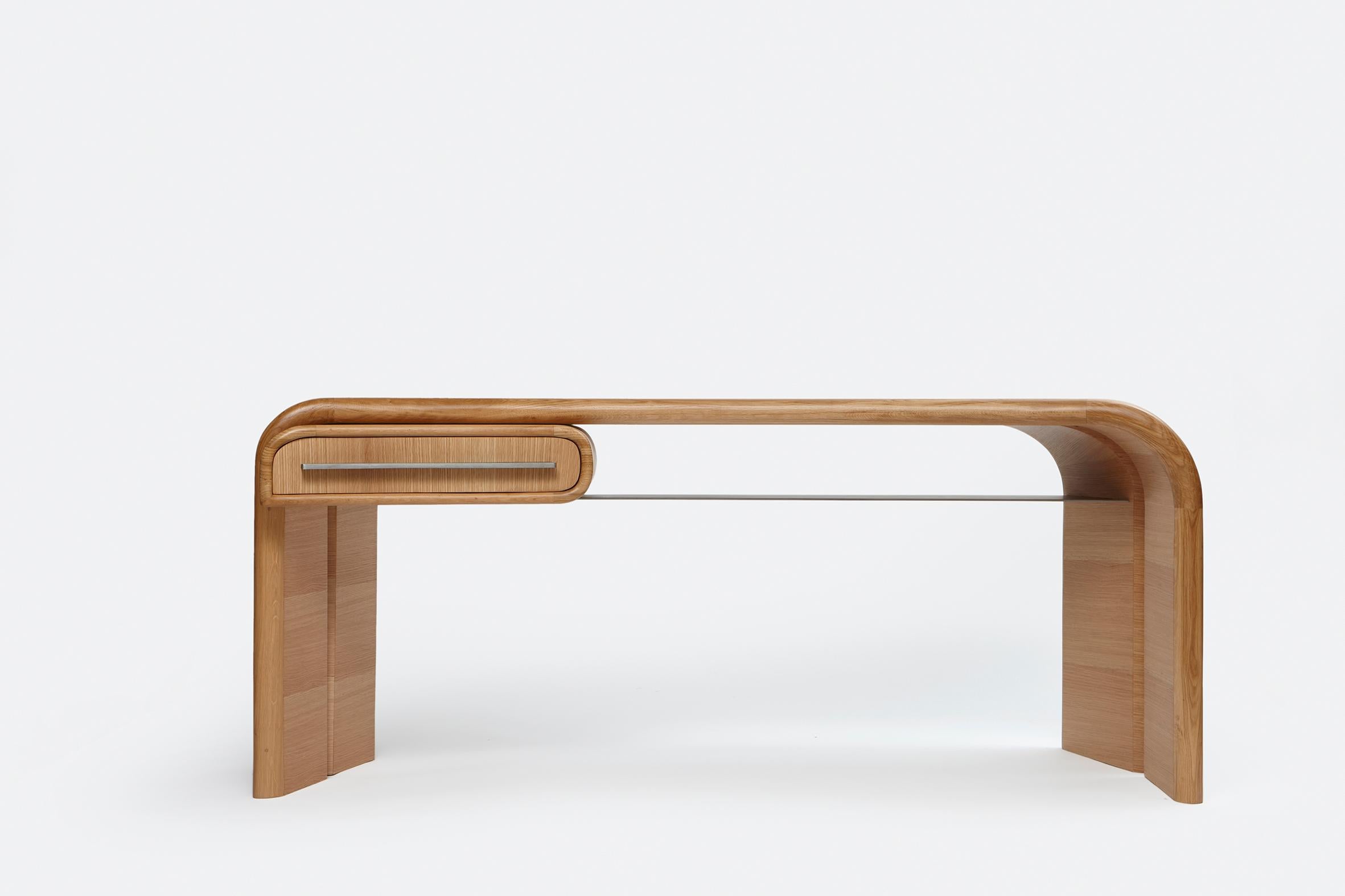 Scrivania Mistral di Studio Azazo
Dimensioni: P 65 x L 180 x H 75 cm. 
Materiali: Quercia francese, Alcantara e acciaio.

Leggera come una brezza con la forza di modellare i paesaggi, la collezione 