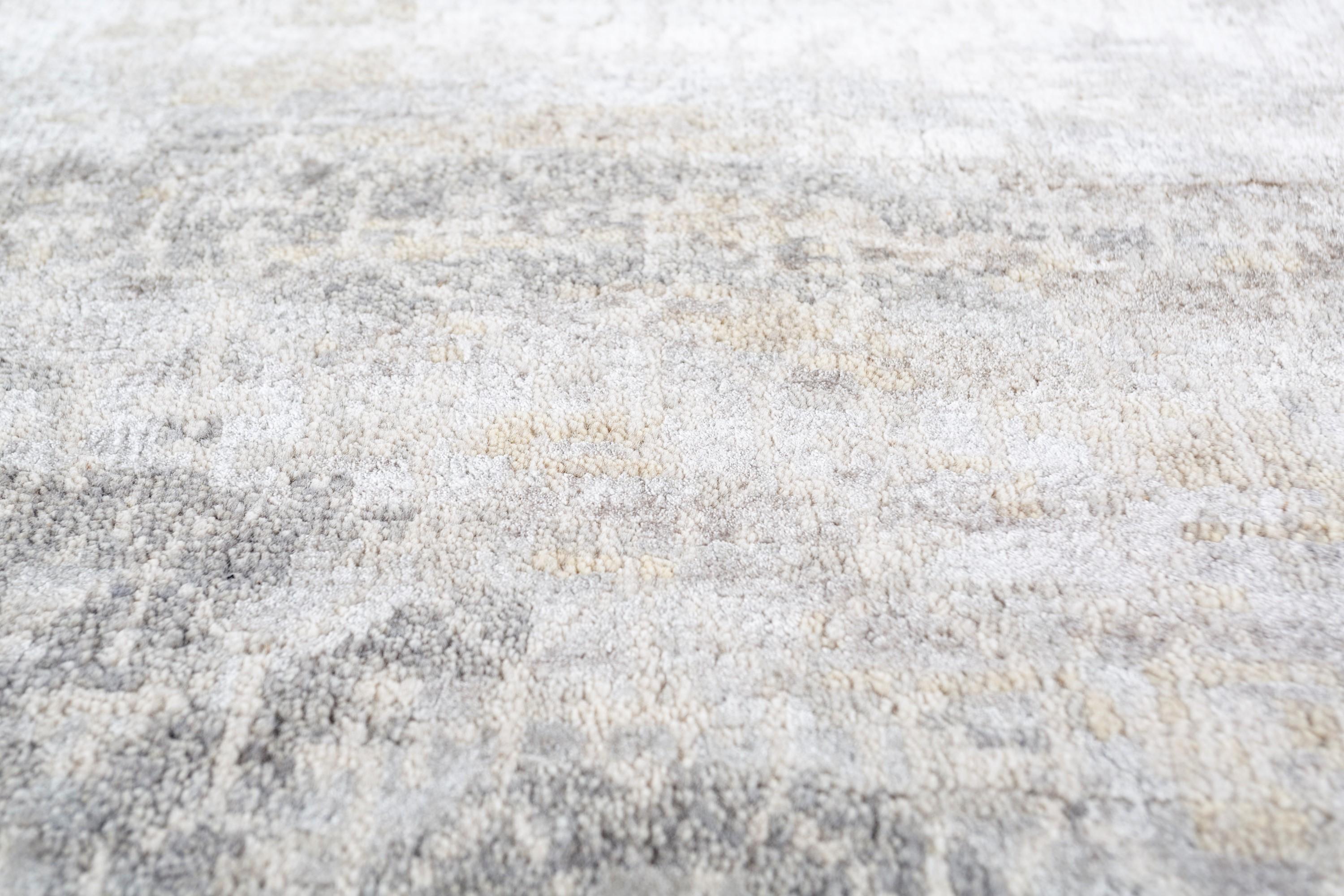 Misty Dawn Antiker weißer & gewölbter 240X300 cm handgeknüpfter Teppich in Misty Dawn (Indisch) im Angebot