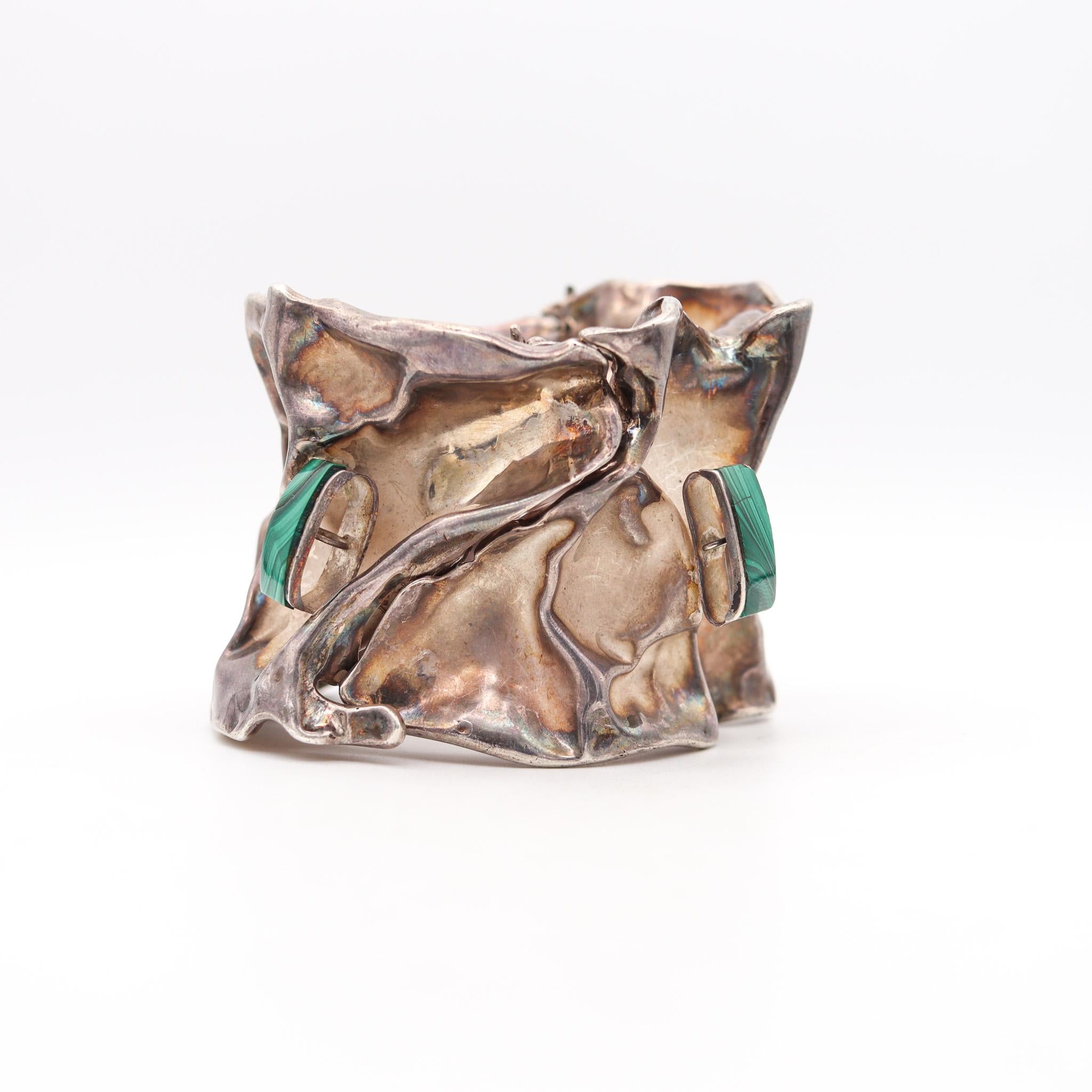 Organischer Armreif, entworfen von Misty Taylor.

Wunderschönes, einzigartiges Armband, das in Taxco, Mexiko, von der Silberschmiedin Misty Taylor in den 1970er Jahren geschaffen wurde. Dieses ungewöhnliche skulpturale Armband wurde aus