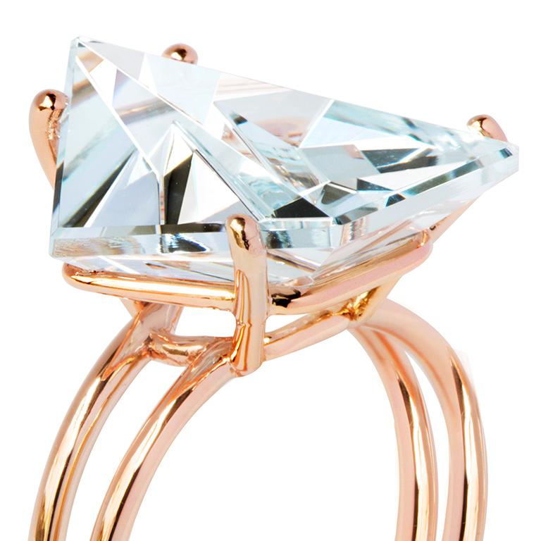 Created by Estela Guitart for MISUI, this 5.5 carat Aquamarine Klar ring explores the harmony of colour. Fine gold structures frame the gemstone and give it a soft, airy feeling, highlighting its virtue.

To enhance the natural colour of this stone