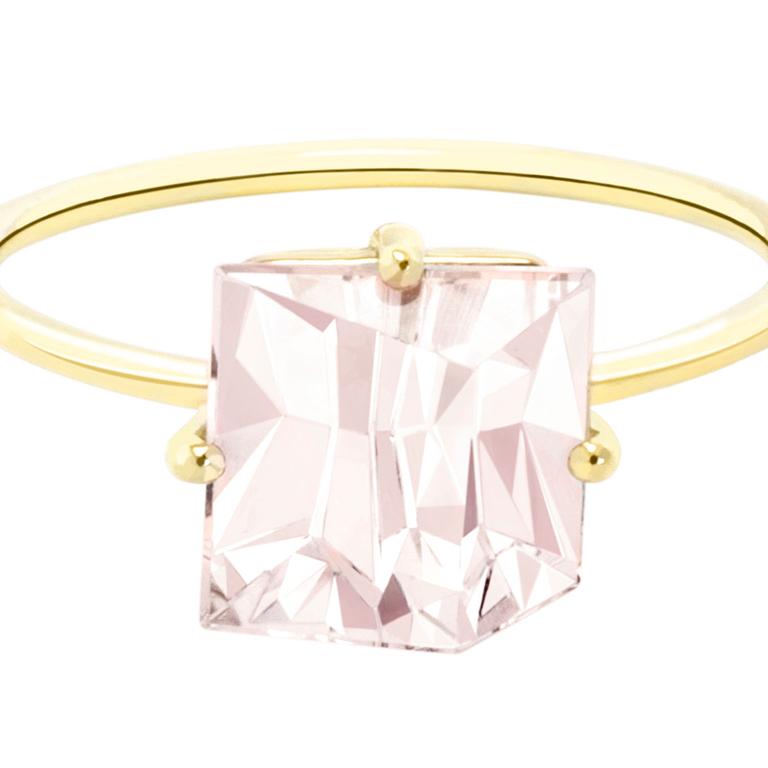 Created by Estela Guitart for MISUI, this 2 carat Morganite Klar ring explores the harmony of colour. Fine gold structures frame the gemstone and give it a soft, airy feeling, highlighting its virtue.
To enhance the natural colour of this stone in