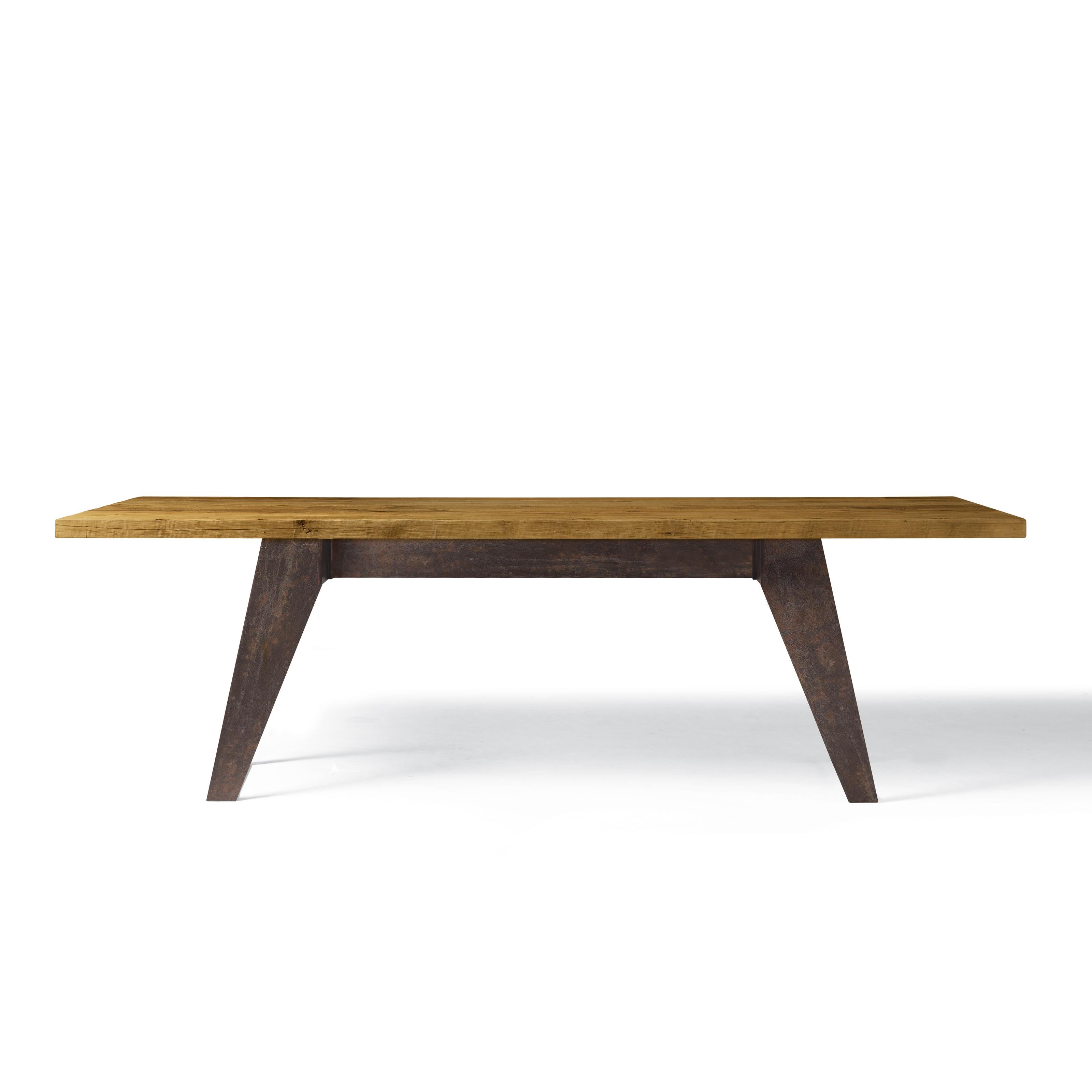 A refined, simple and functional design sets the Misura solid wood tables apart. These modular tables are all about the top, expression of the natural beauty of the selected type of wood. Handmade in Italy, they are the result of expert