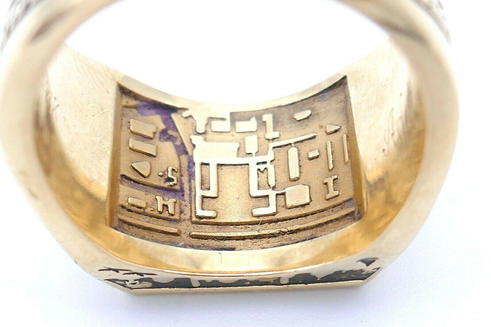 MIT 1999 Grad 14 Karat Yellow Gold Beaver Ring In Excellent Condition In Beverly Hills, CA