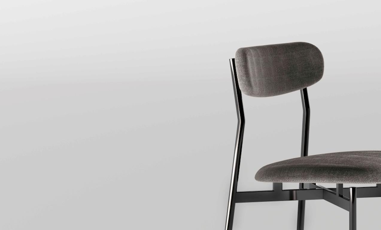 Die stilvolle Eleganz, kombiniert mit Funktionalität und Komfort, macht Mit zu einem Stuhl, der sich mit Tischen verschiedener Stile und Formen kombinieren lässt, auch dank der großen Auswahl an Stoffen und Oberflächen der Metallstruktur. Die