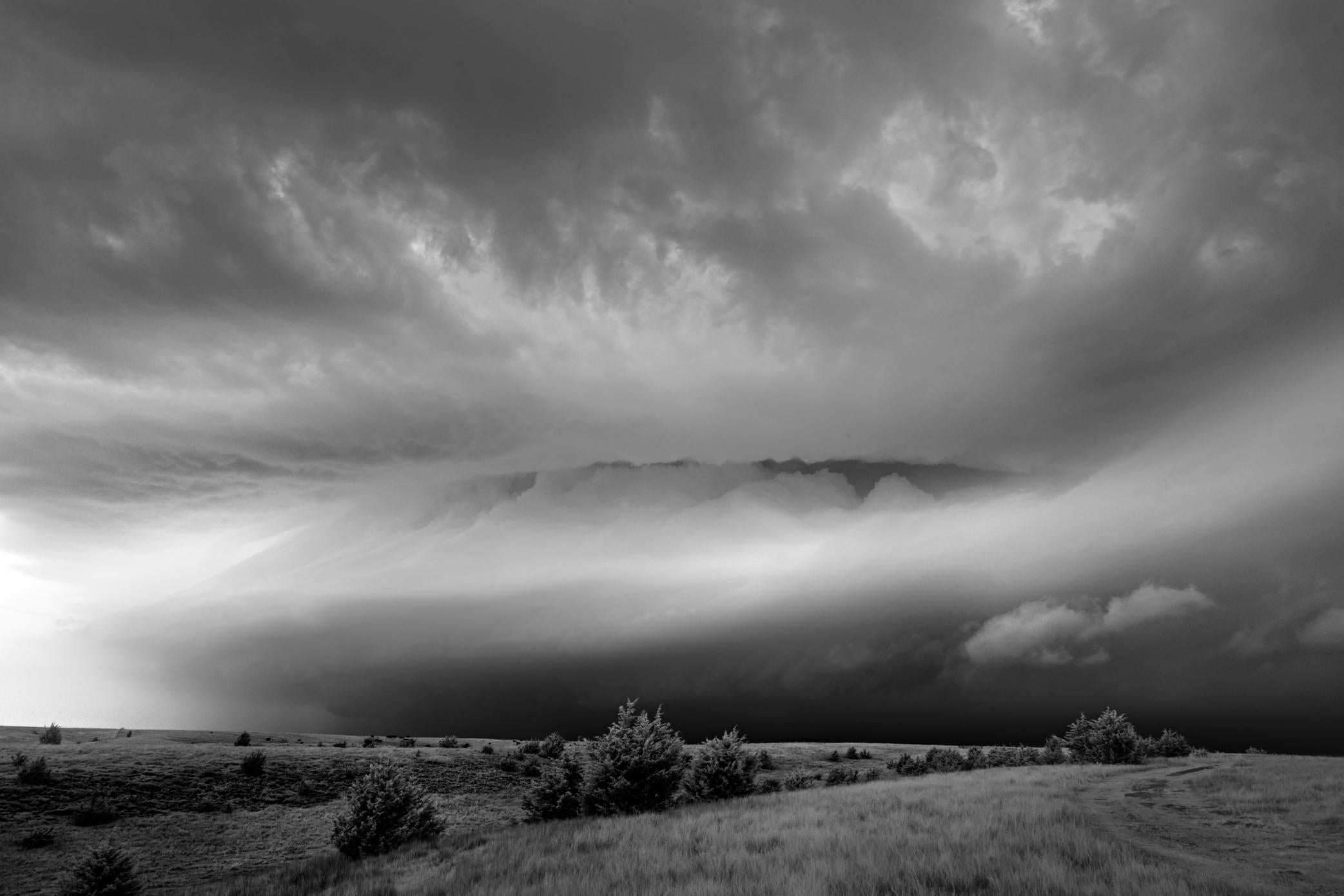 Mitch Dobrowner Black and White Photograph – Cloud with Wings, Fotografie in limitierter Auflage, signiert und nummeriert, archivtauglich 