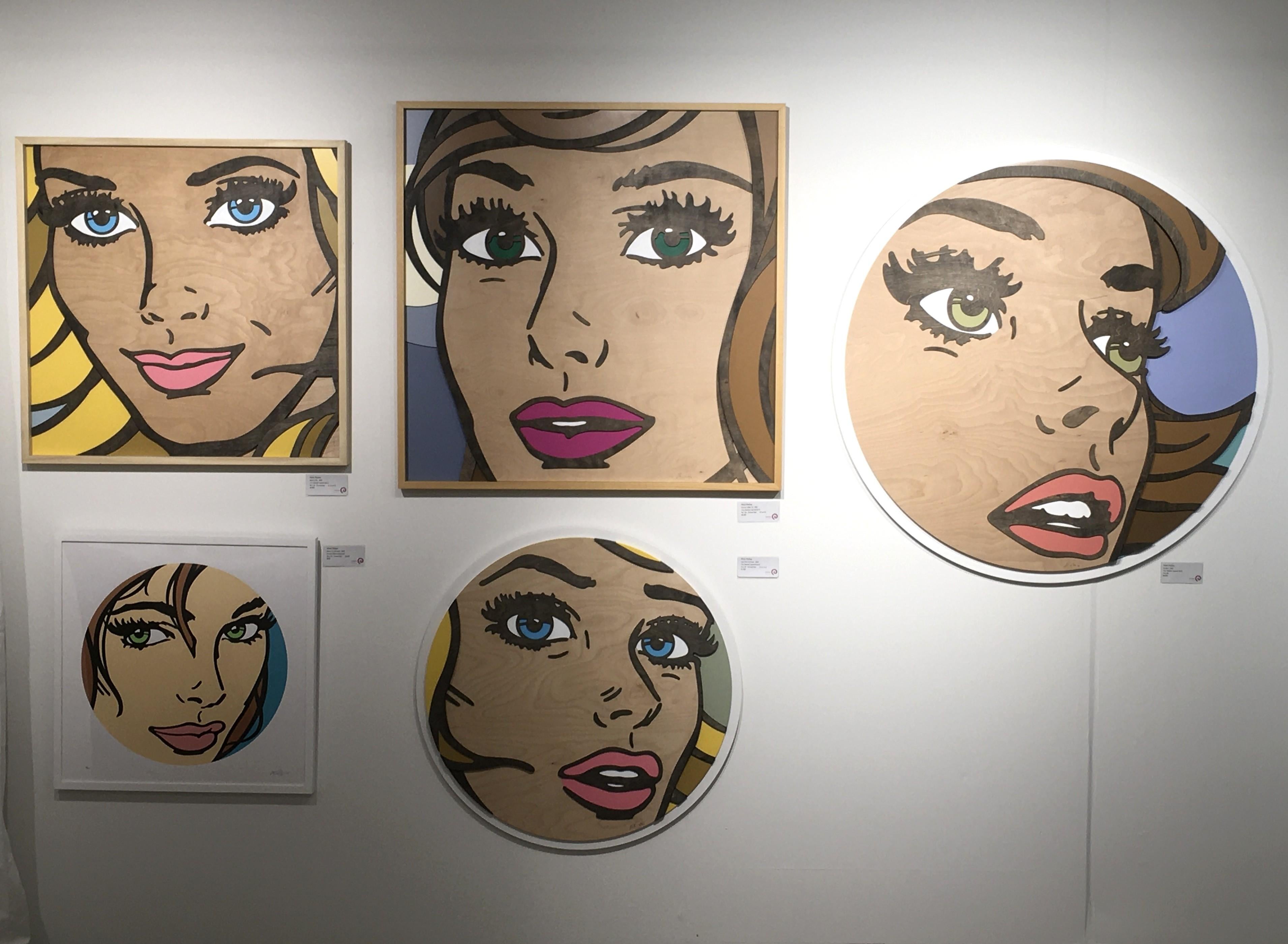 Back to Me, œuvre d'art en bois de bouleau stratifiée, teintée et peinte par l'artiste texan Mitch McGee.  Cette œuvre d'art pop figurative féminine est d'une taille de 30 pouces carrés.  Elle est blonde aux yeux bleus.  

Les œuvres de Mitch McGee