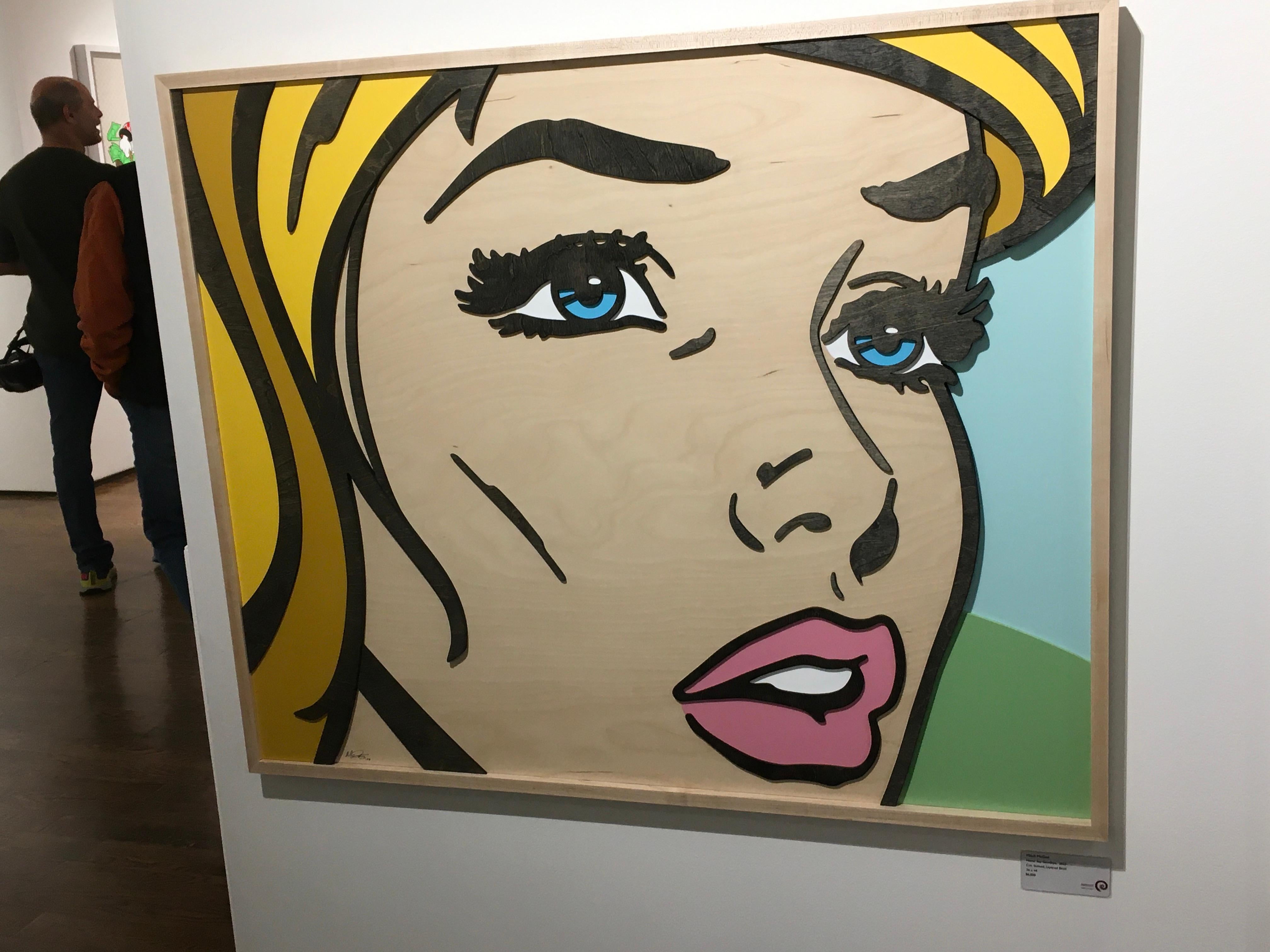 Never Say Goodbye, opera d'arte in legno di betulla stratificata, colorata e dipinta dall'artista texano Mitch McGee.  Questa opera d'arte pop figurativa femminile misura 36