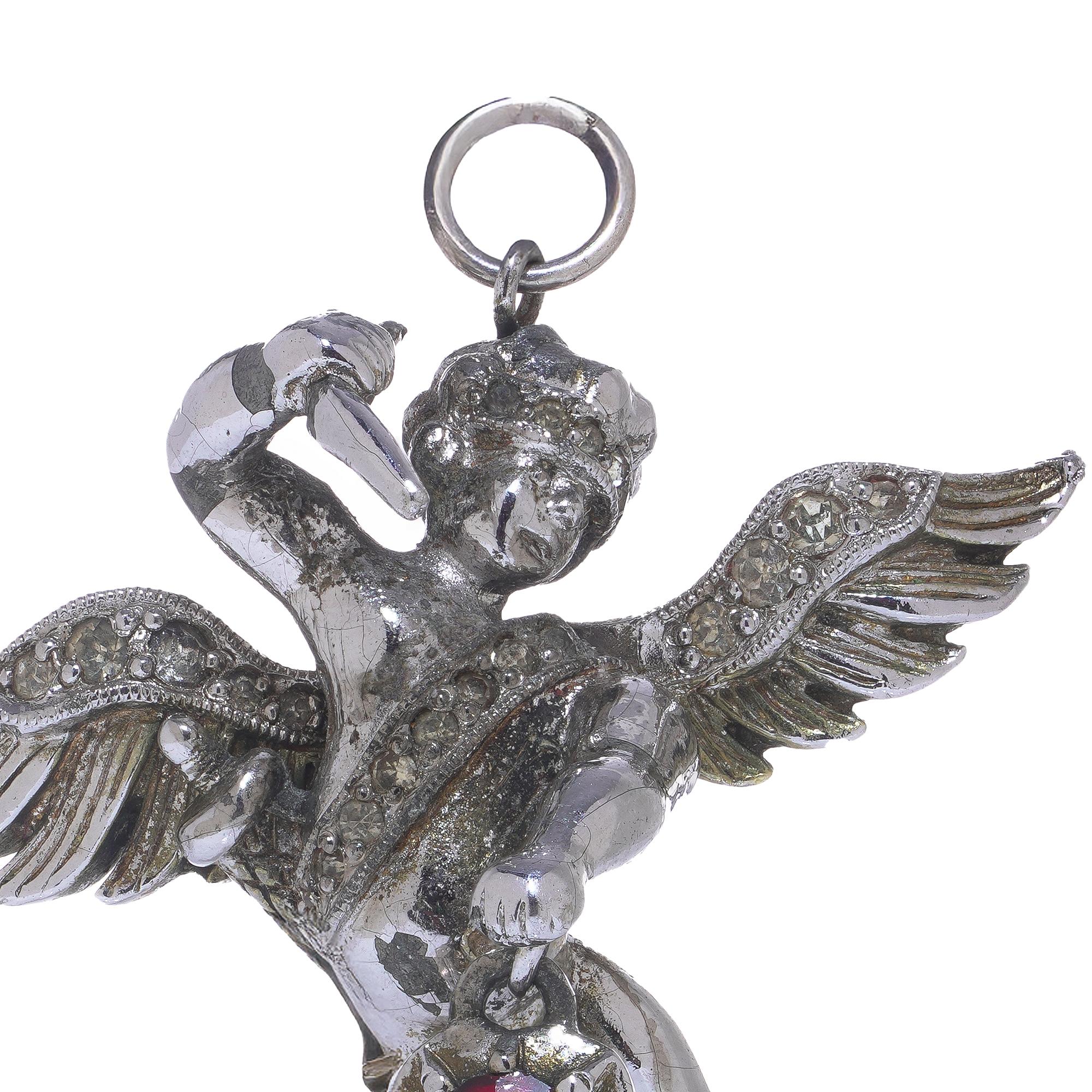 Pendentif en forme de chérubin Mitchel Maer for Christian Dior, c.1950.

Rare pendentif chérubin de Christian Dior des années 1950, créé en collaboration avec Mitchel Maer, le créateur de bijoux britannique qui a réalisé les pièces de couture de