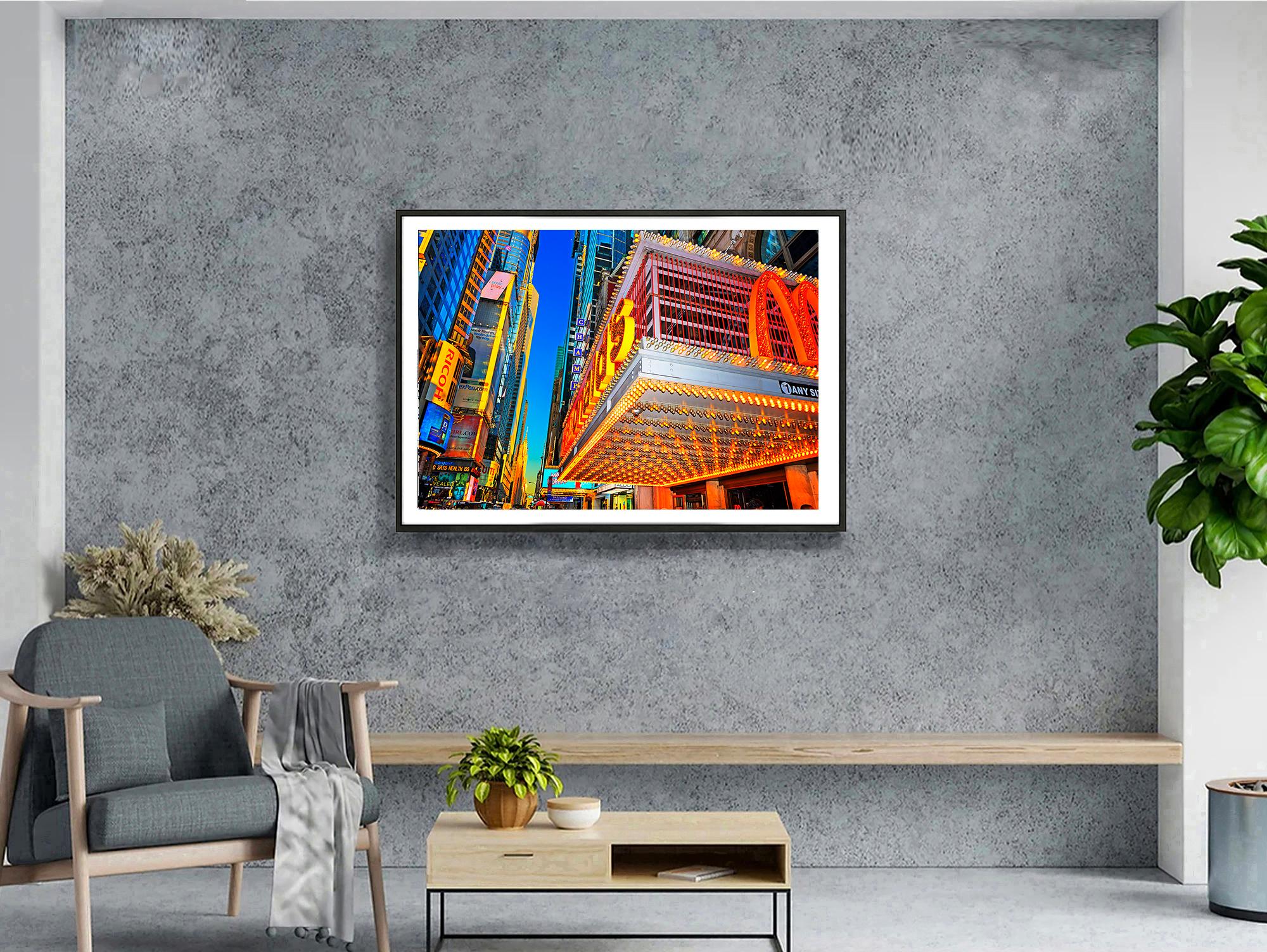 Mires donde mires ves el Edificio Chrysler: McDonalds - Photograph Contemporáneo de Mitchell Funk