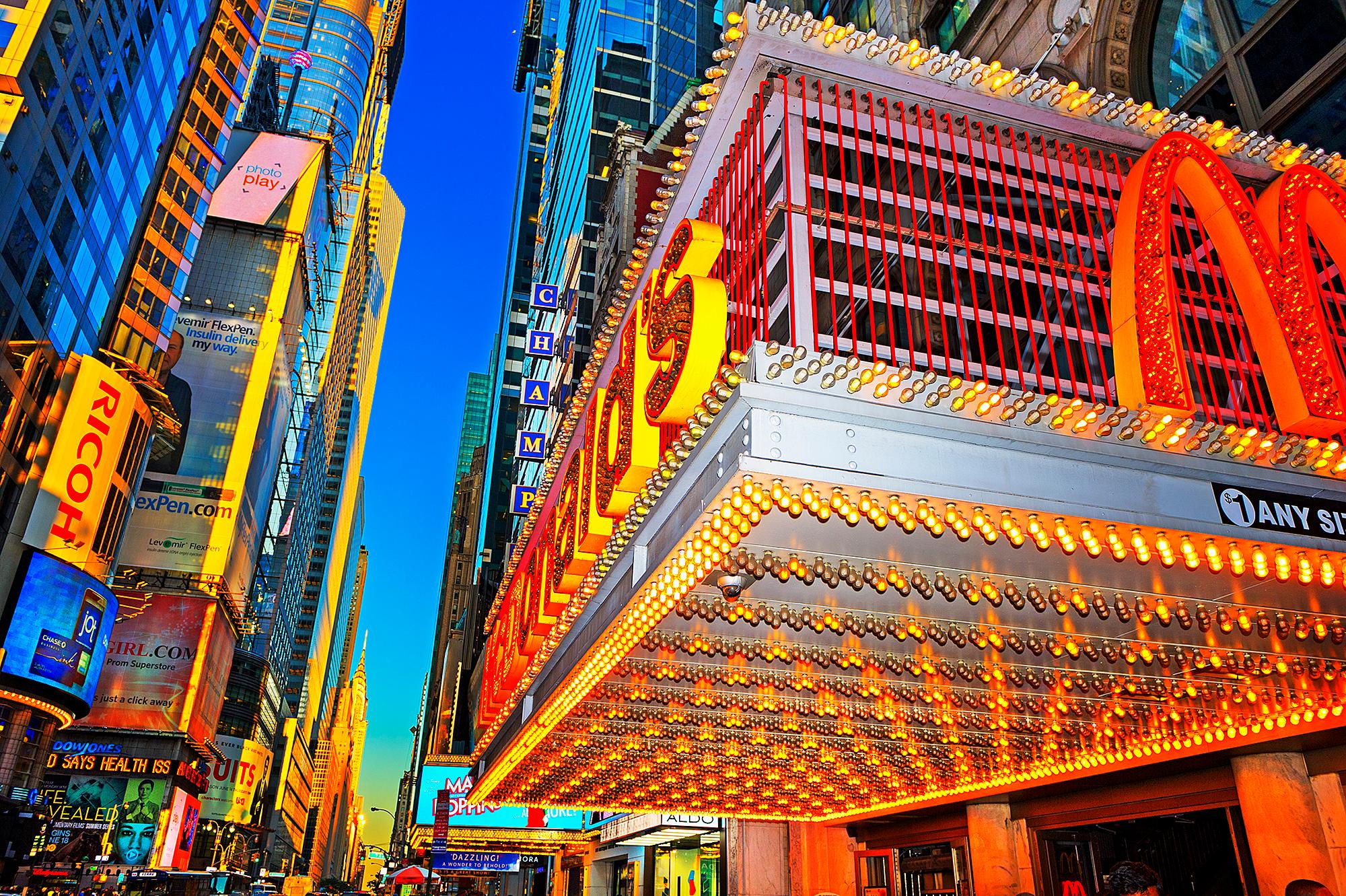 Abstract Photograph de Mitchell Funk - Mires donde mires ves el Edificio Chrysler: McDonalds