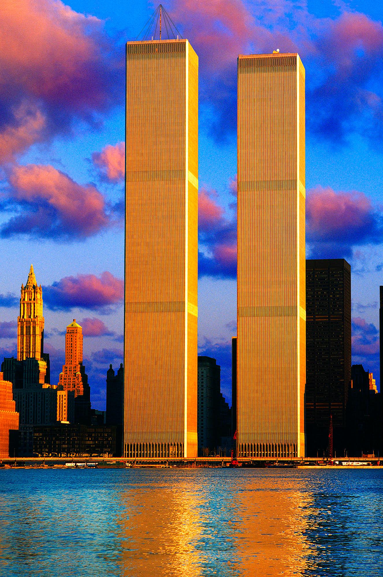 Mitchell Funk Abstract Photograph – 9/11 – Twin Towers in Angelic Light, Architektur 