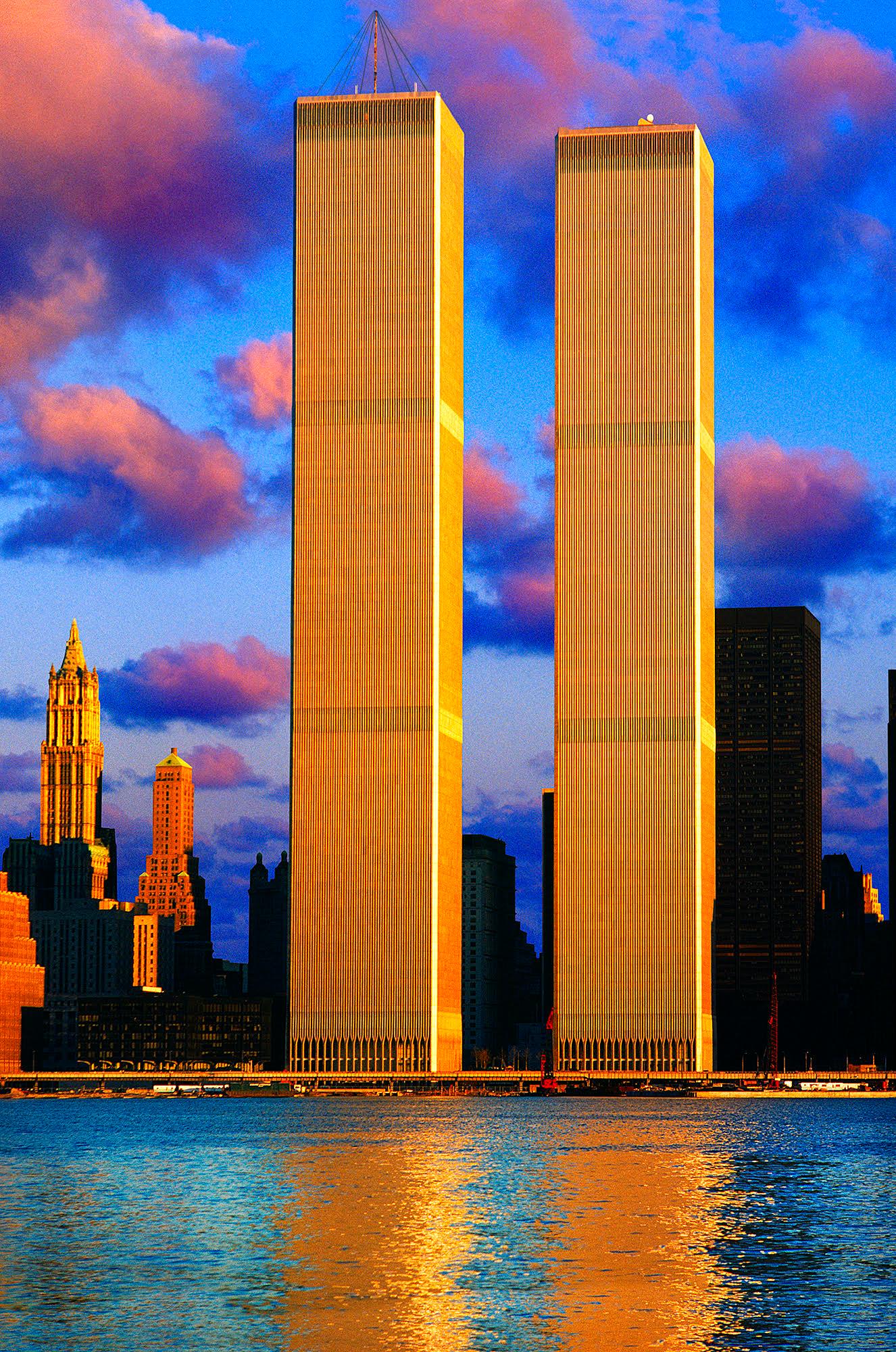 11-S - Las Torres Gemelas en la Luz Angélica, Arquitectura