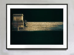 Verlassener Obdachloser auf den Stufen des Bryant Park - Straßenfotografie in Farbe