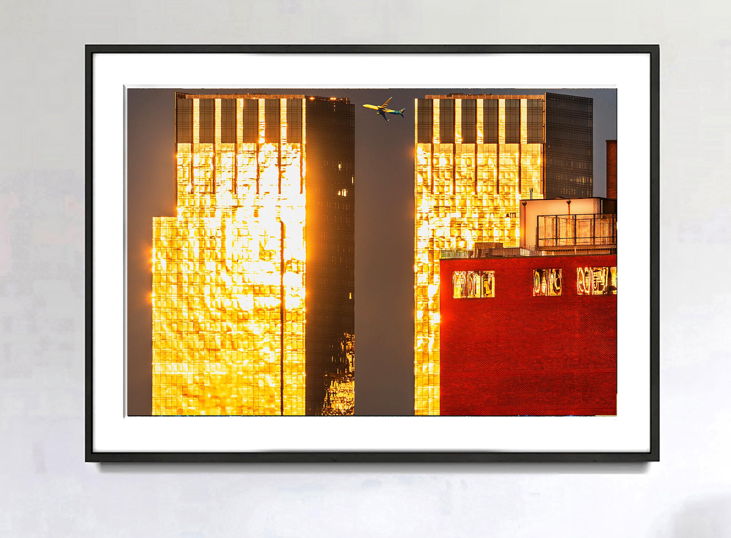 Abstrakte Stadt – flüchtiges goldenes Gebäude, New Yorker Architektur – Photograph von Mitchell Funk