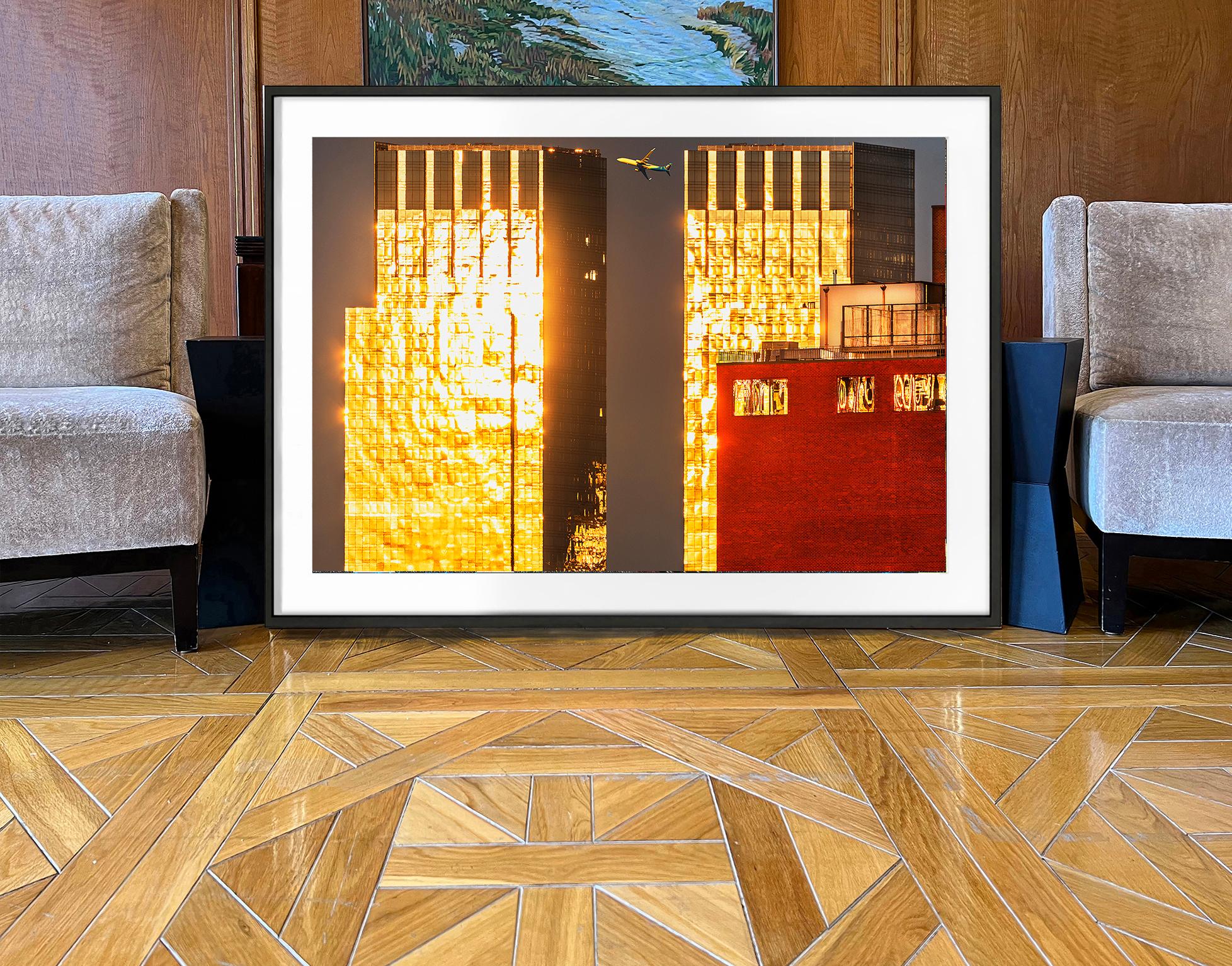 Abstrakte Stadt – flüchtiges goldenes Gebäude, New Yorker Architektur (Abstrakter Impressionismus), Photograph, von Mitchell Funk