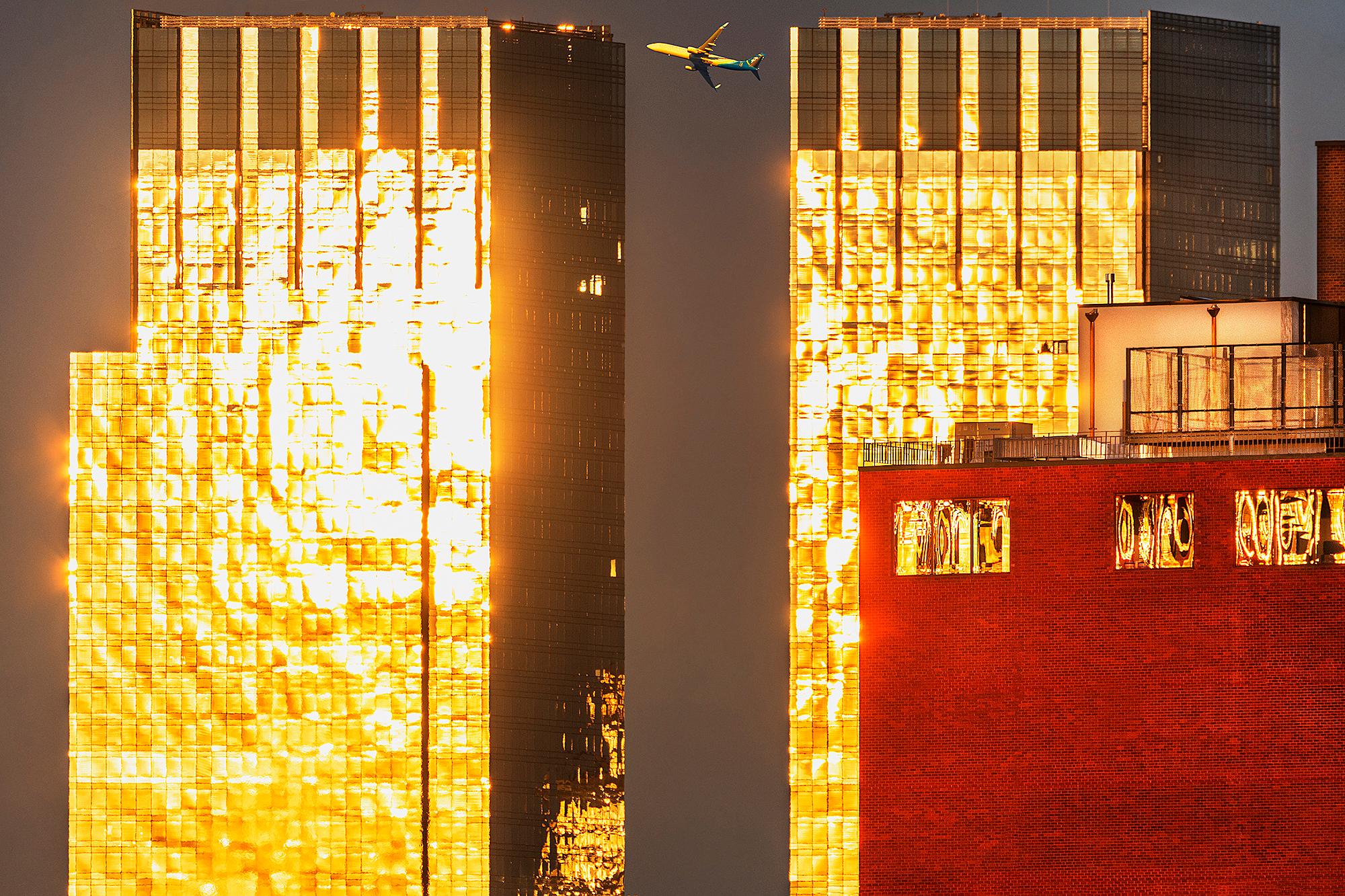 Abstrakte Stadt – flüchtiges goldenes Gebäude, New Yorker Architektur