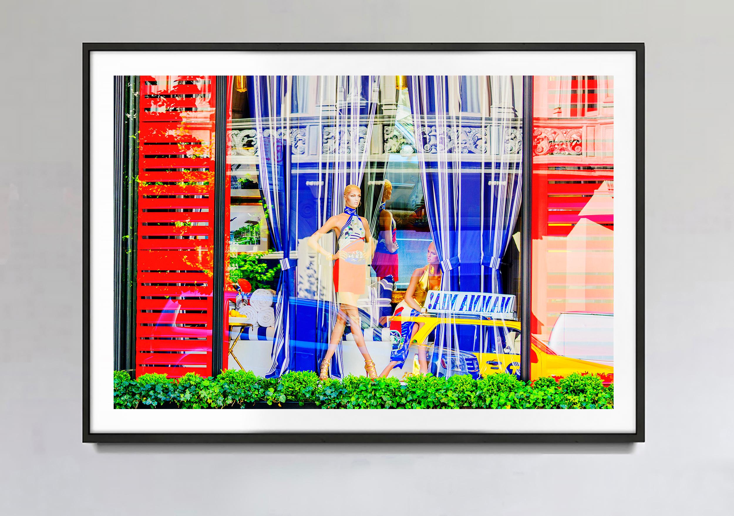 Abstrakte Reflektionen in einem Schaufenster in der Madison Avenue, New York City – Photograph von Mitchell Funk
