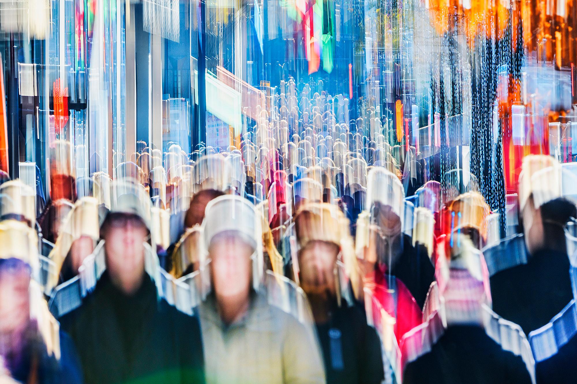 Abstract Photograph de Mitchell Funk - Vista abstracta de multitudes en la Quinta Avenida, Nueva York