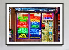 „Booth's“ – Buch- und Videogeschäft, Farbfotografie, signiert, 15. April
