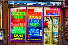 „Booth's“ – Buch- und Videogeschäft, Farbfotografie, signiert, 15. April