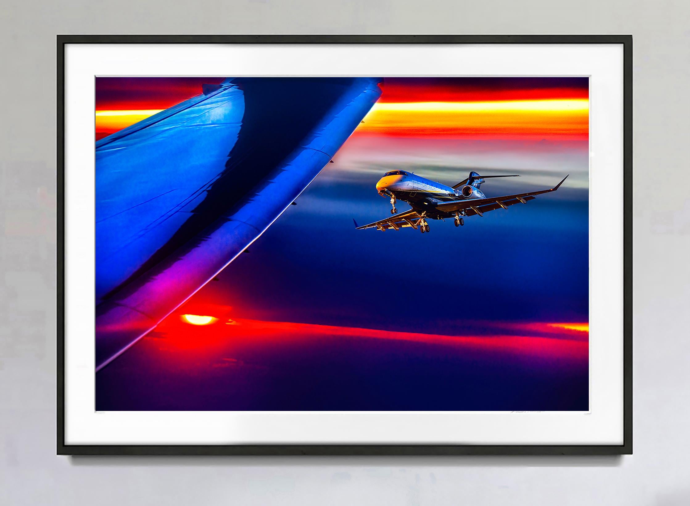 Flugzeug im surrealen Himmel – Photograph von Mitchell Funk