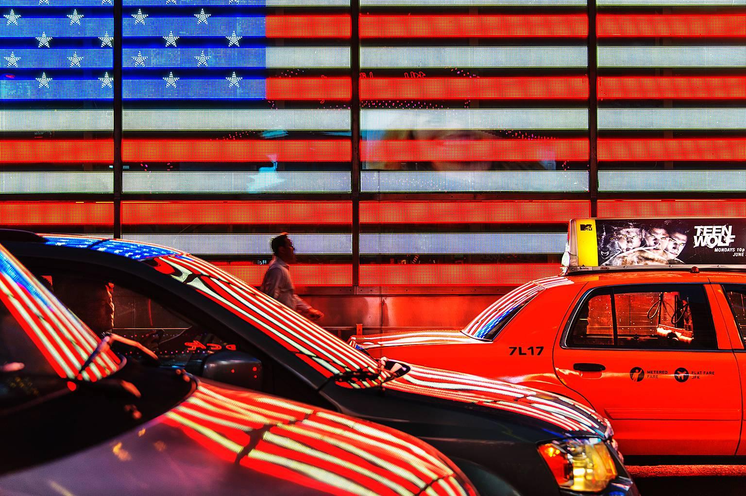 Mitchell Funk Color Photograph – Amerikanische Flagge in Neon in New York City Street Scene at Night