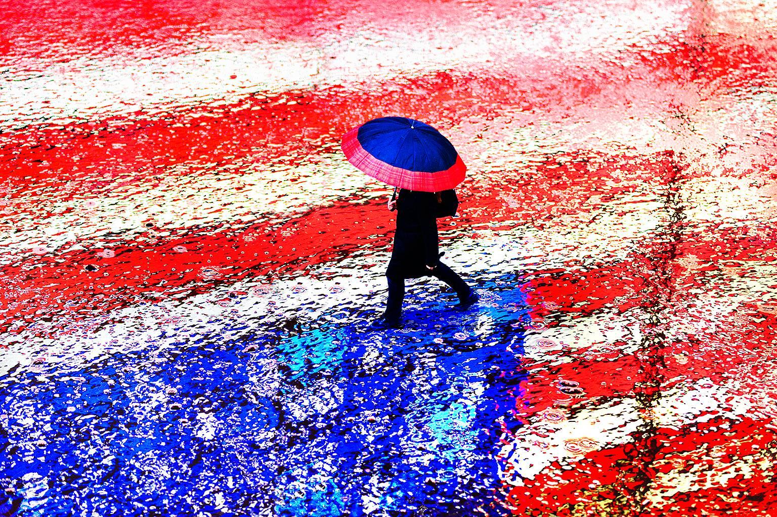 Color Photograph Mitchell Funk - Drapeau américain en forme de pluie