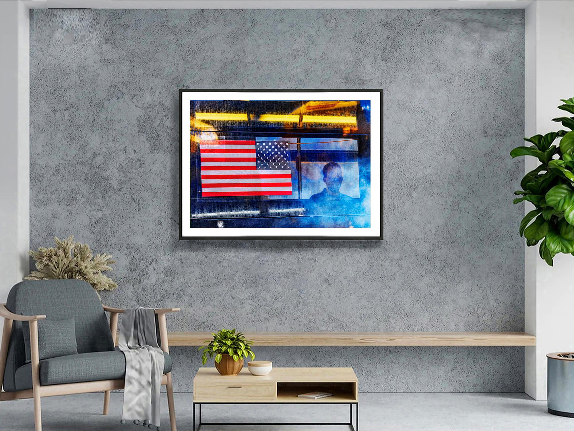 Bandera estadounidense en un autobús de Nueva York  - Abstracción del arte callejero de Moody. - Photograph de Mitchell Funk