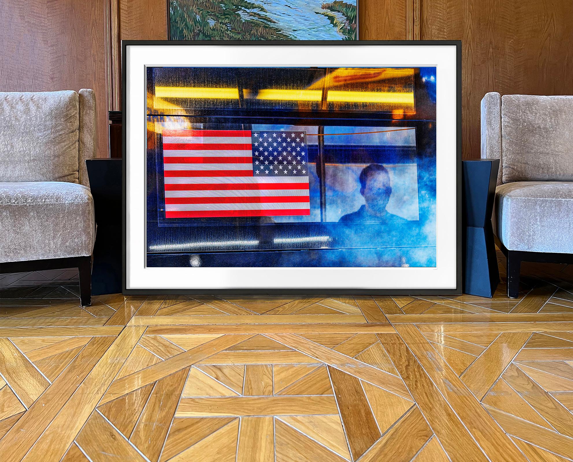 Bandera estadounidense en un autobús de Nueva York  - Abstracción del arte callejero de Moody. - Photograph Posimpresionista de Mitchell Funk