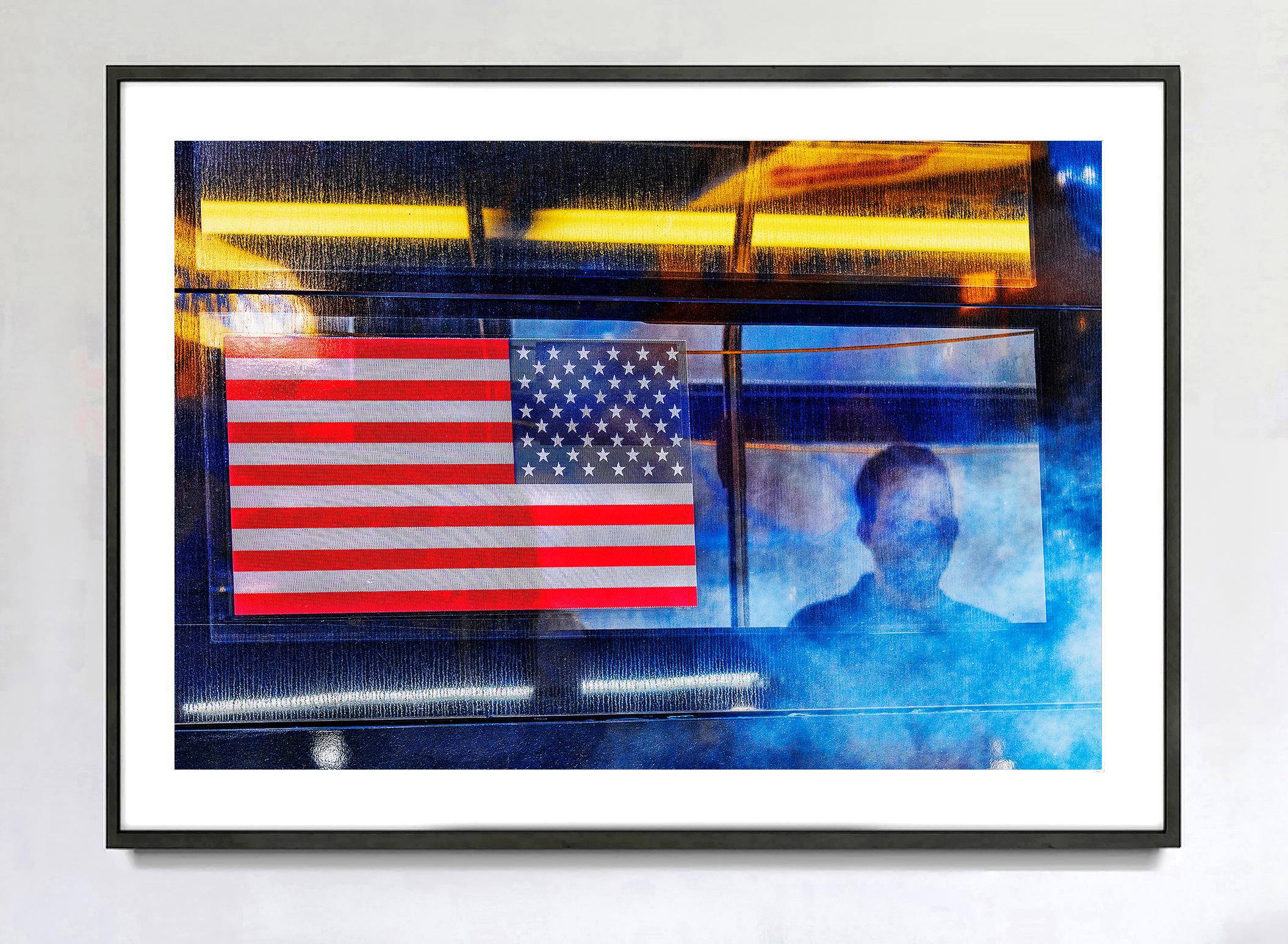 Bandera estadounidense en un autobús de Nueva York  - Abstracción del arte callejero de Moody. - Color Photograph Púrpura de Mitchell Funk