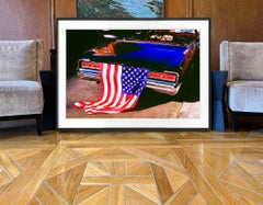 Amerikanische Flagge mit Retro-Auto aus der Mitte des Jahrhunderts – Rot und Blau – Straßenfotografie