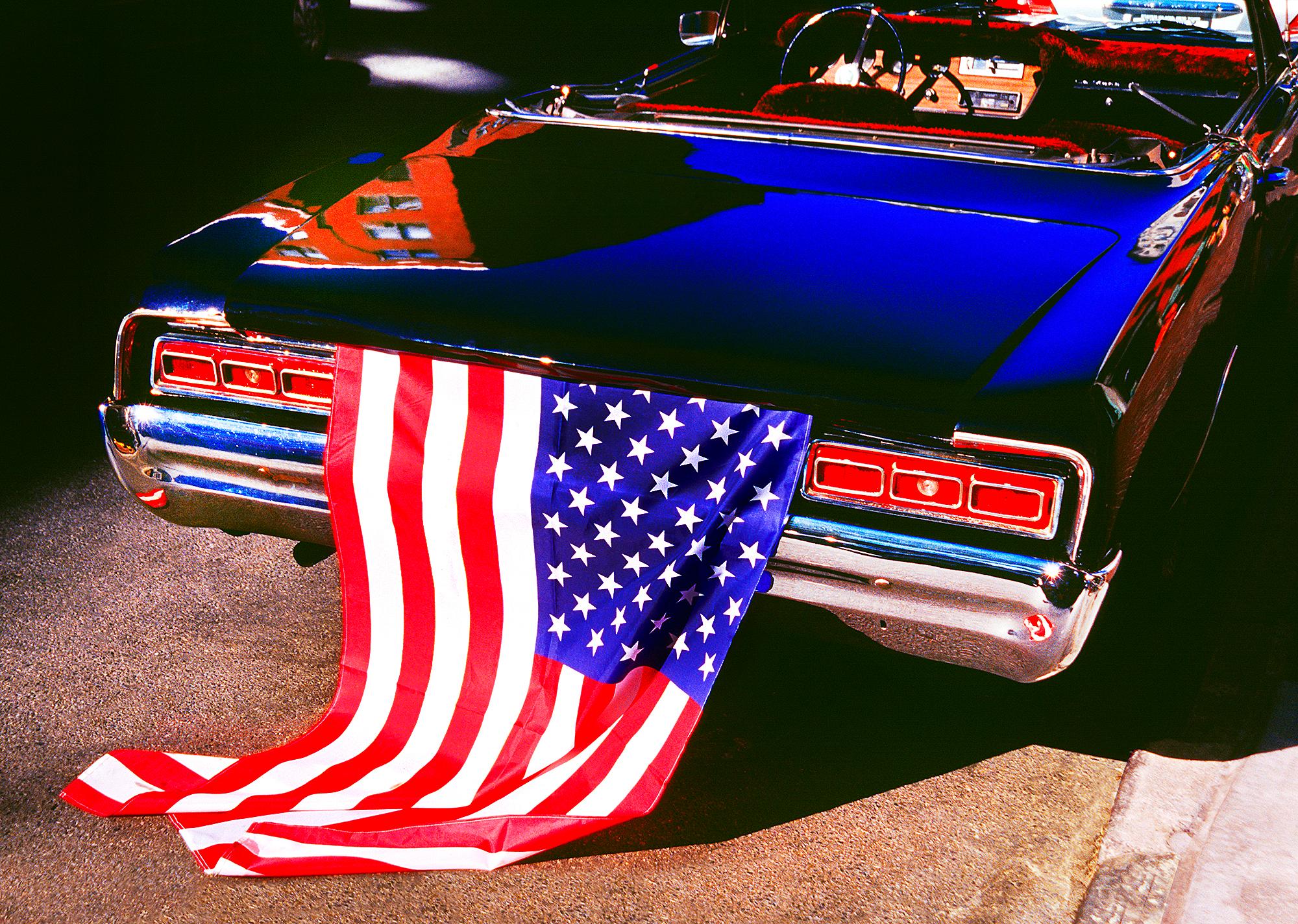 Amerikanische Flagge mit Retro-Auto aus der Mitte des Jahrhunderts – Rot und Blau – Straßenfotografie