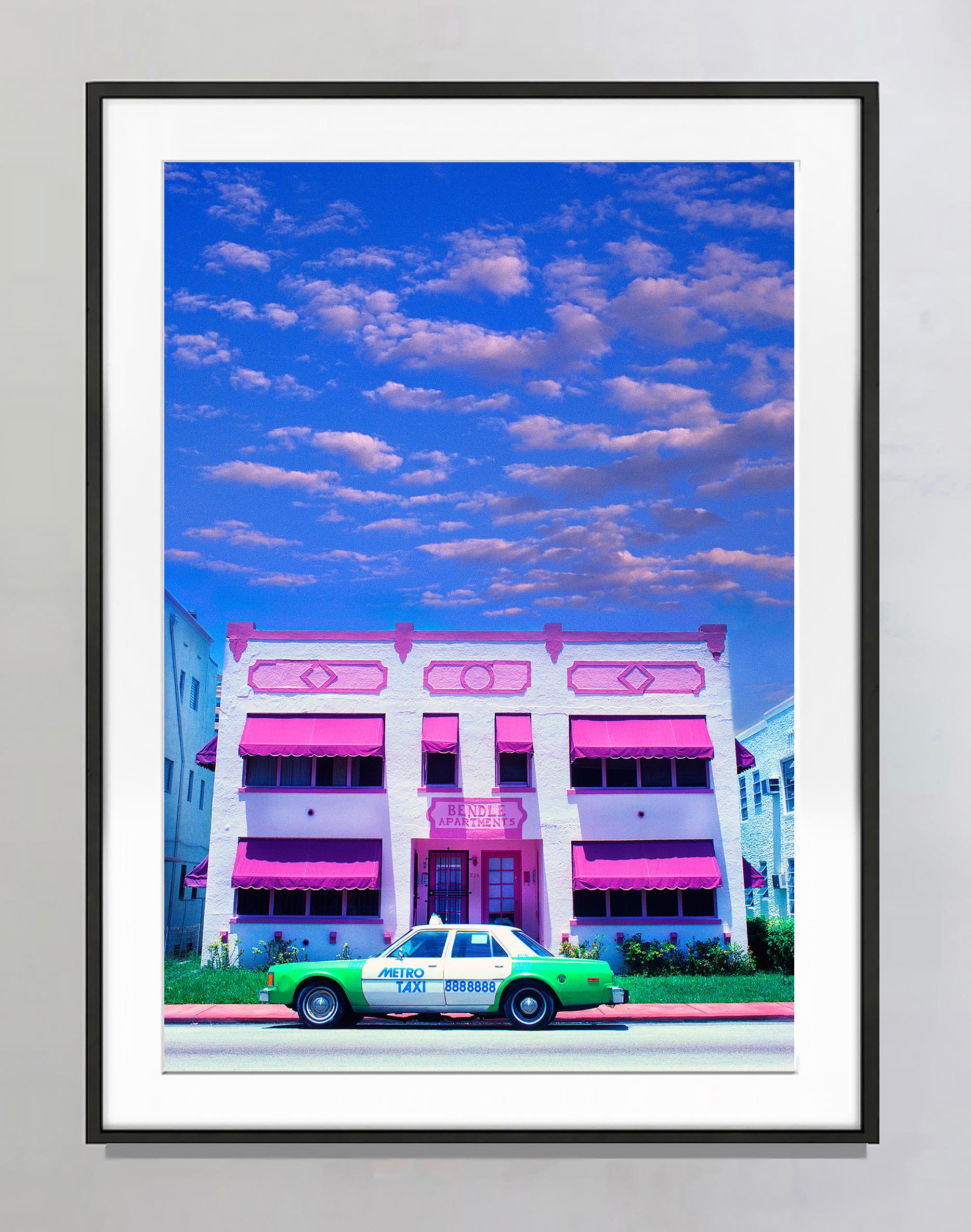 Art Deco District Miami Beach in den 80er Jahren, Pinks und Blues – Photograph von Mitchell Funk