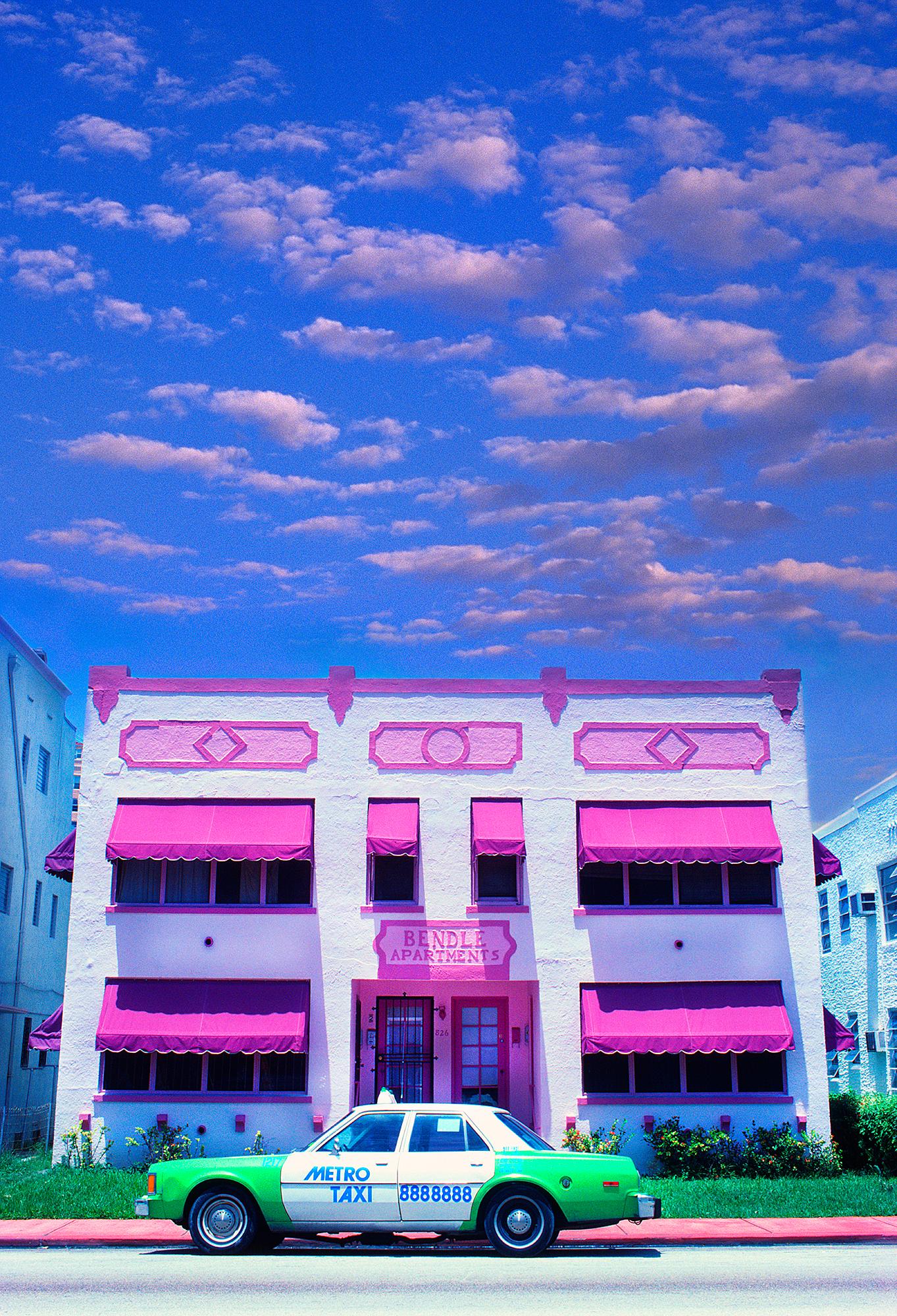 Mitchell Funk Color Photograph – Art Deco District Miami Beach in den 80er Jahren, Pinks und Blues