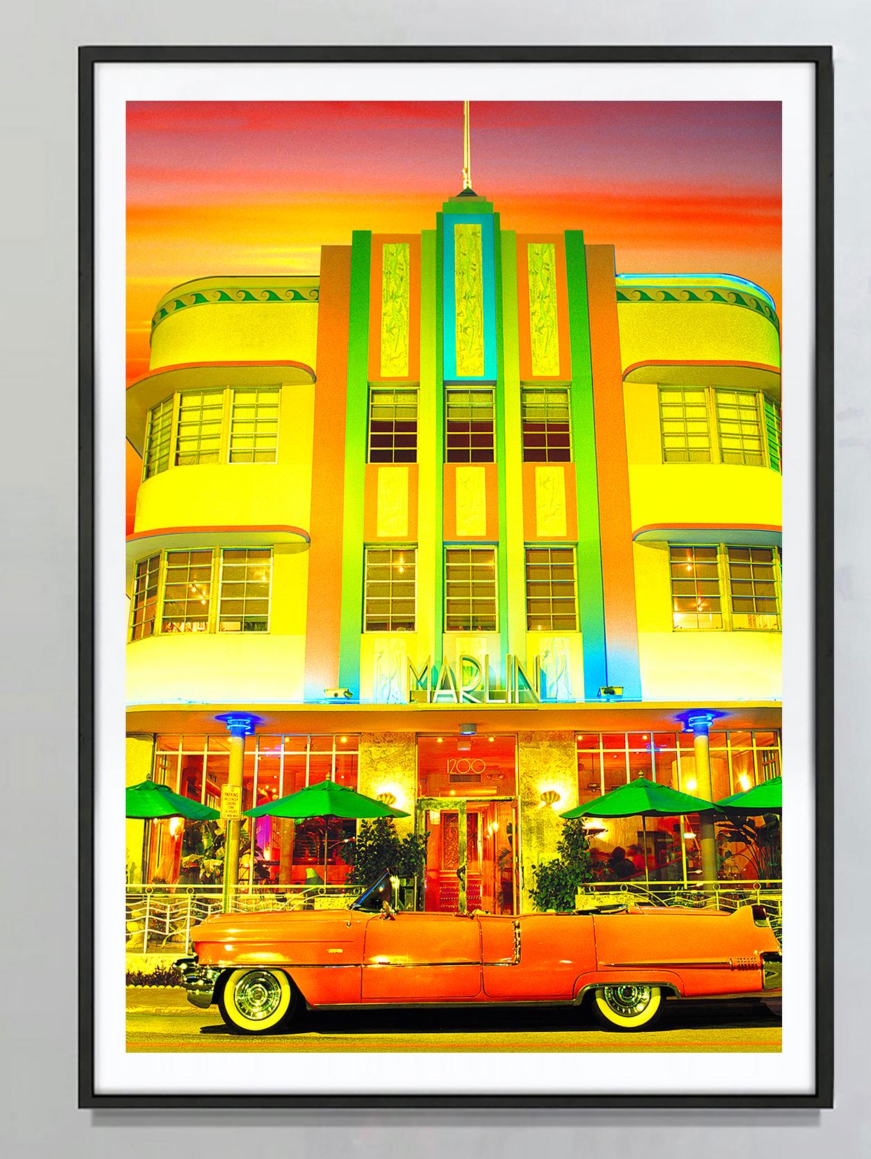 Art-Déco-Marlin Hotel in South Beach, Miami Beach, mit heißen Farben  – Photograph von Mitchell Funk