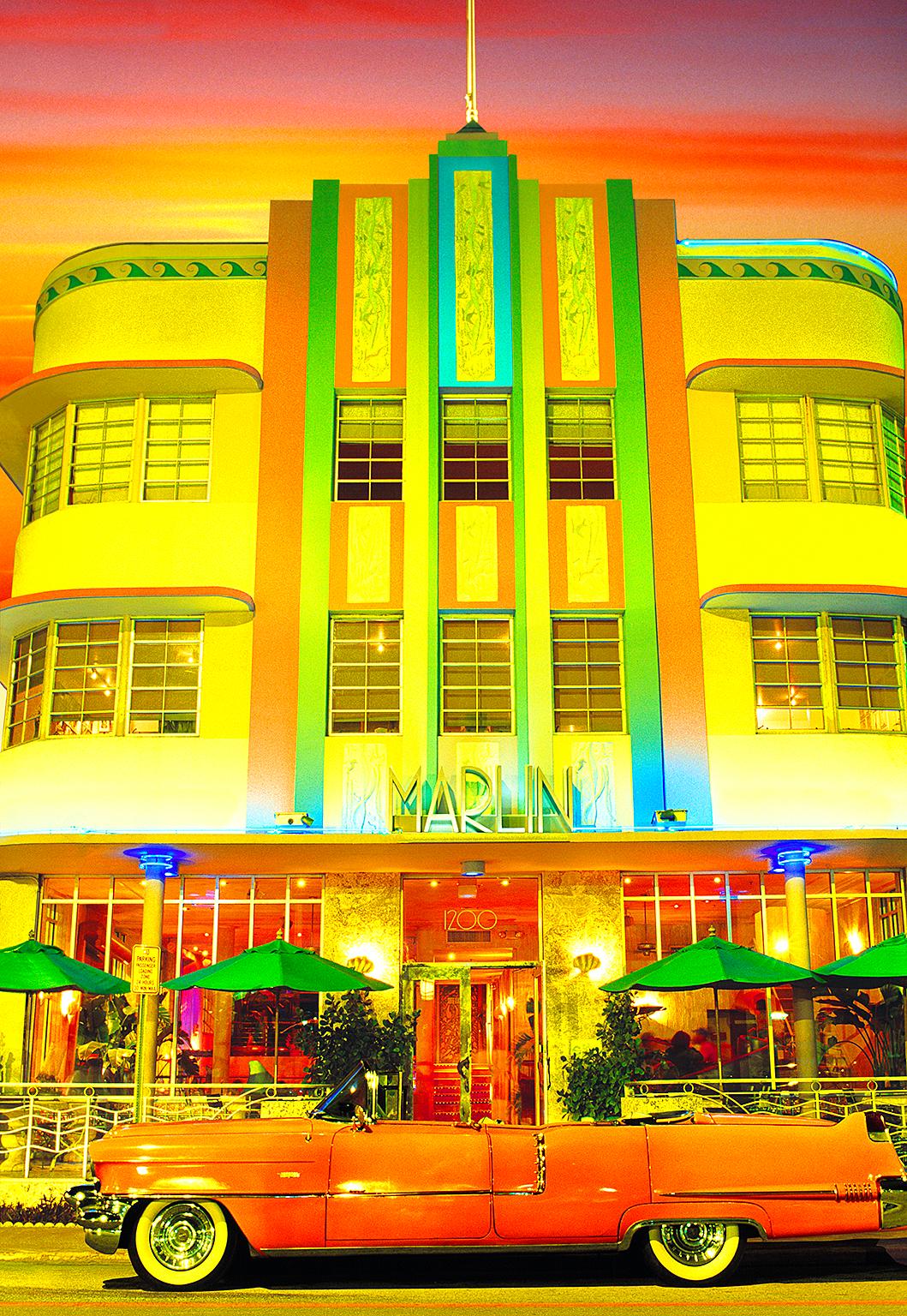 Mitchell Funk Abstract Photograph – Art-Déco-Marlin Hotel in South Beach, Miami Beach, mit heißen Farben 