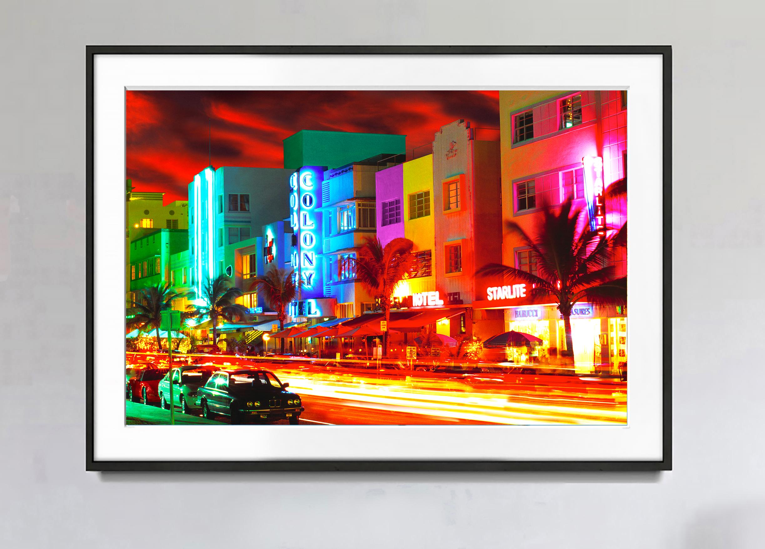 Art déco-Ozean-Druck –  Neon South Beach at Night von Mitchell Funk im Angebot 1