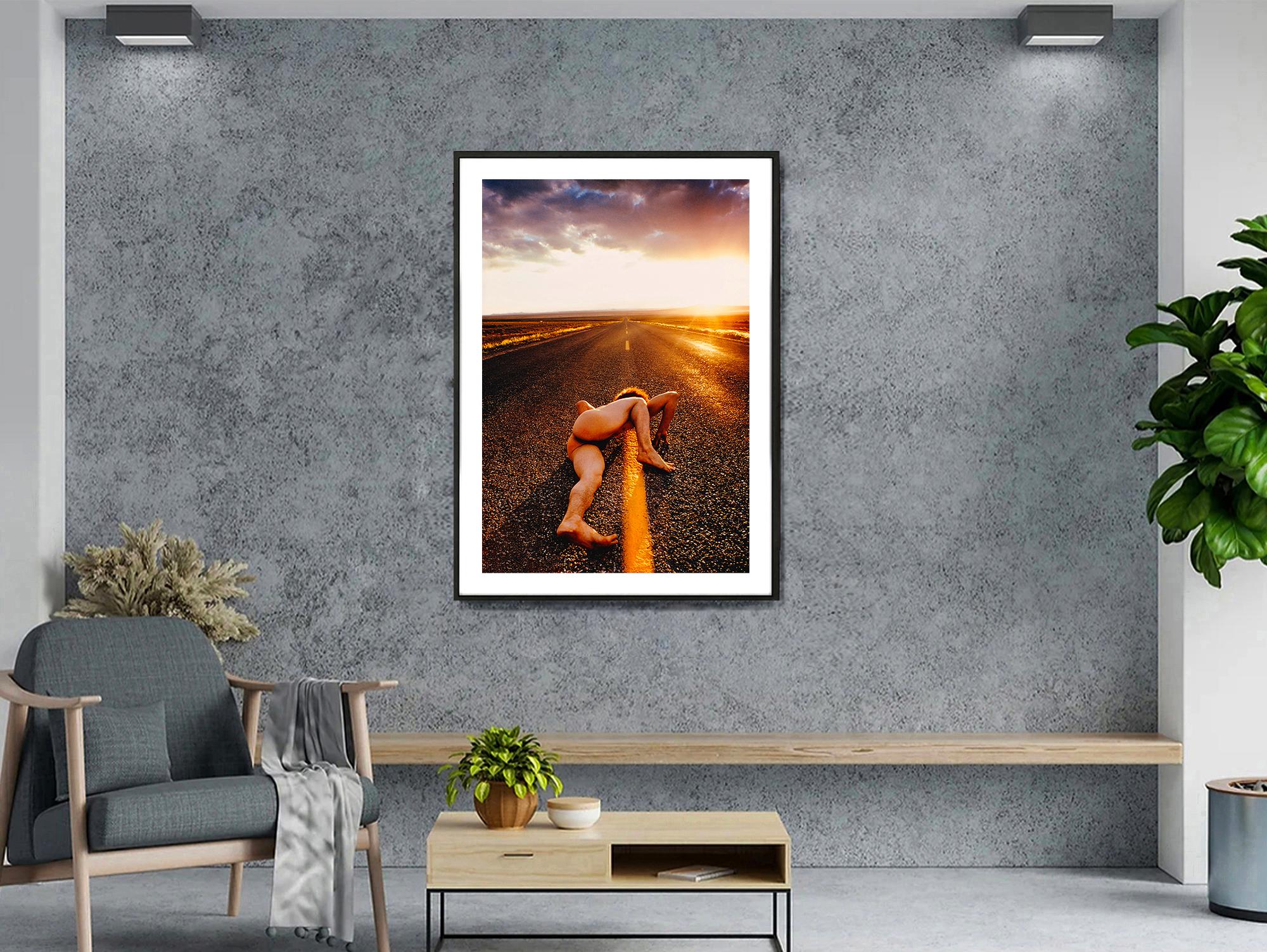 Atletico  Nudo maschile su Endless Surreal  Strada dell'Arizona - Photograph Surrealismo di Mitchell Funk
