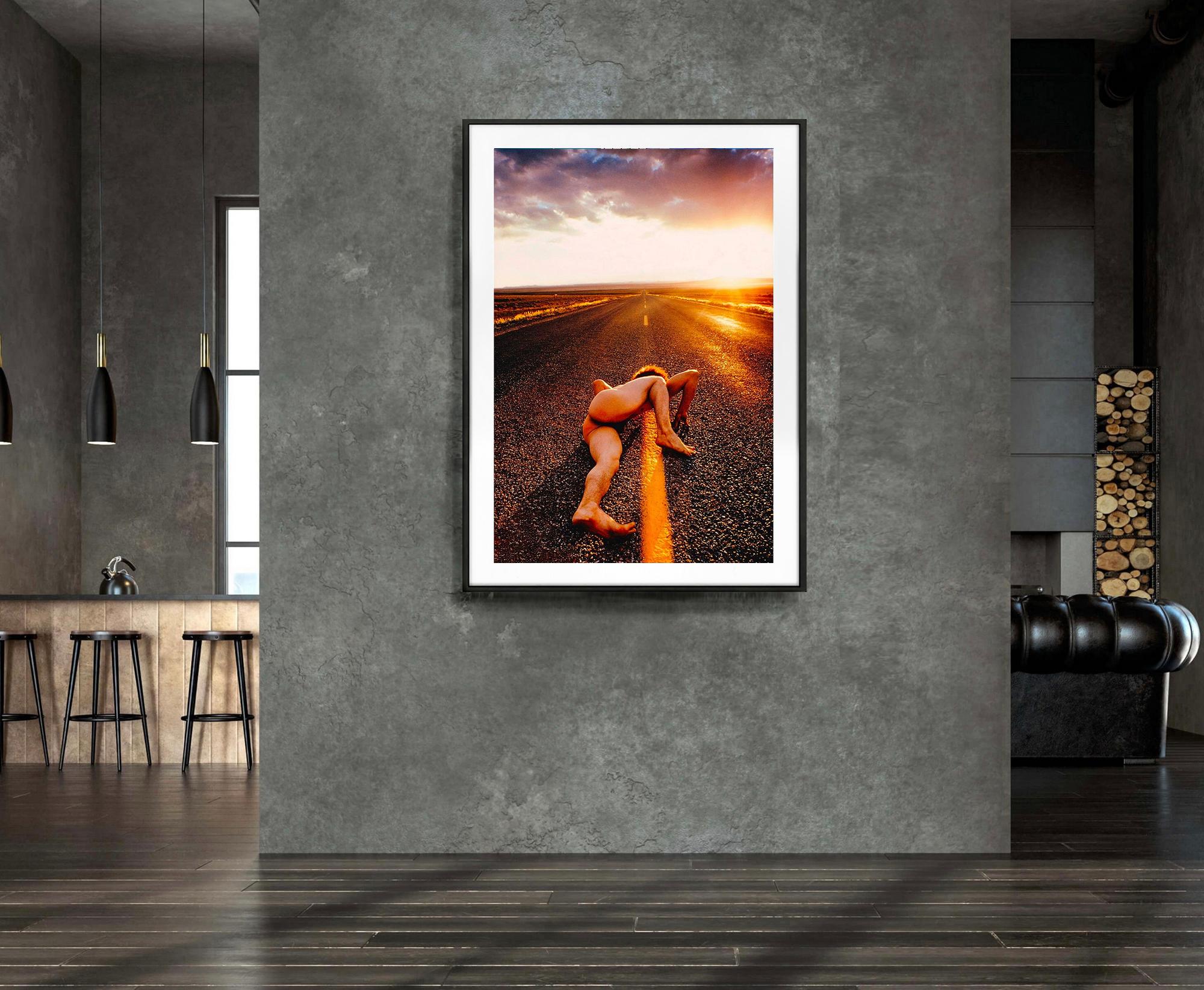 Atletico  Nudo maschile su Endless Surreal  Strada dell'Arizona - Figurative Photograph Marrone di Mitchell Funk