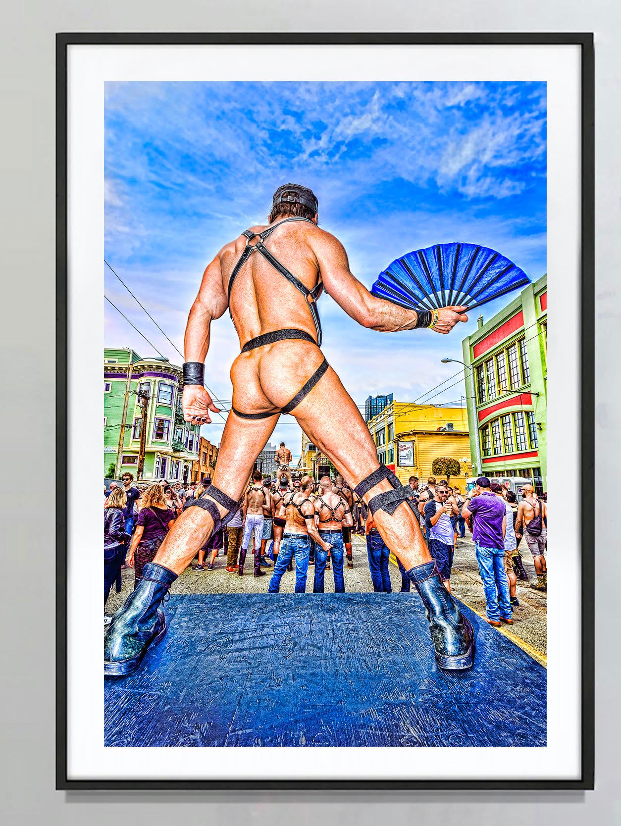 Folsom Street Fair Gay San Francisco, Bare Ass – Photograph von Mitchell Funk