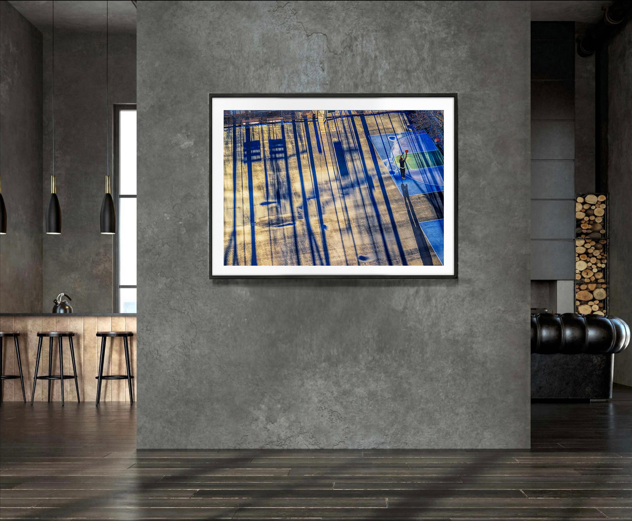 Giocatore di pallacanestro, Luce del mattino presto Ombre lunghe - Photograph di Mitchell Funk