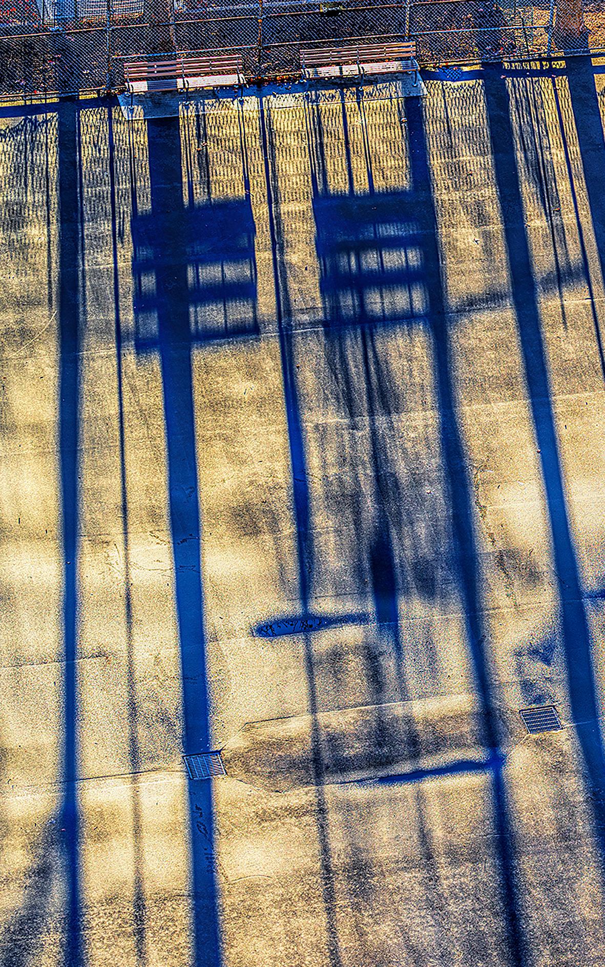 Giocatore di pallacanestro, Luce del mattino presto Ombre lunghe - Landscape Photograph Grigio di Mitchell Funk